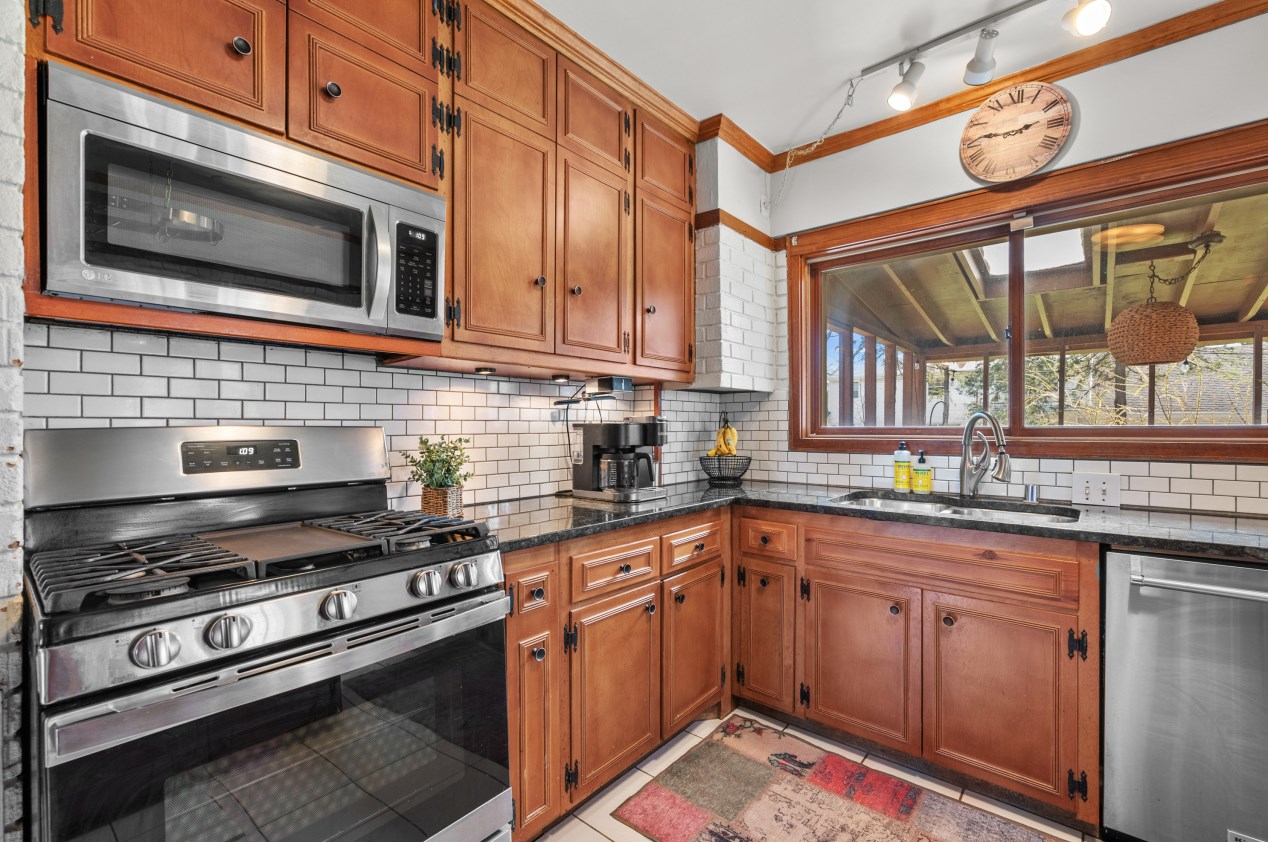 535 Calumet Rd, Milwaukee WI  53217-3468 exterior