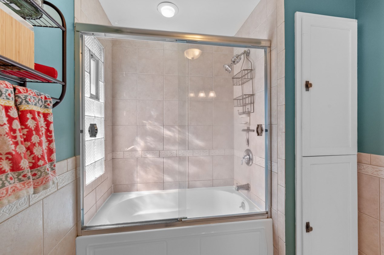 535 Calumet Rd, Milwaukee WI  53217-3468 exterior