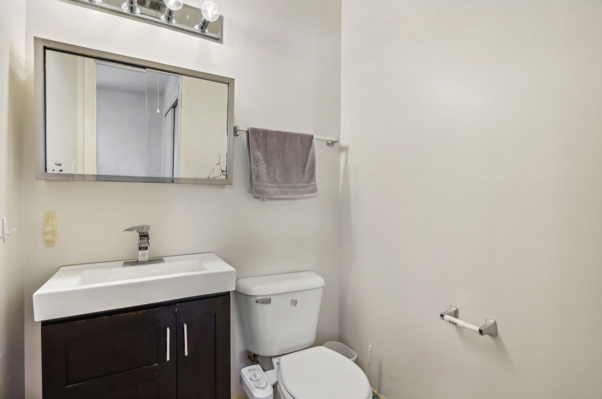 4205 Cherrywood Ln, Milwaukee WI  53209-1005 exterior