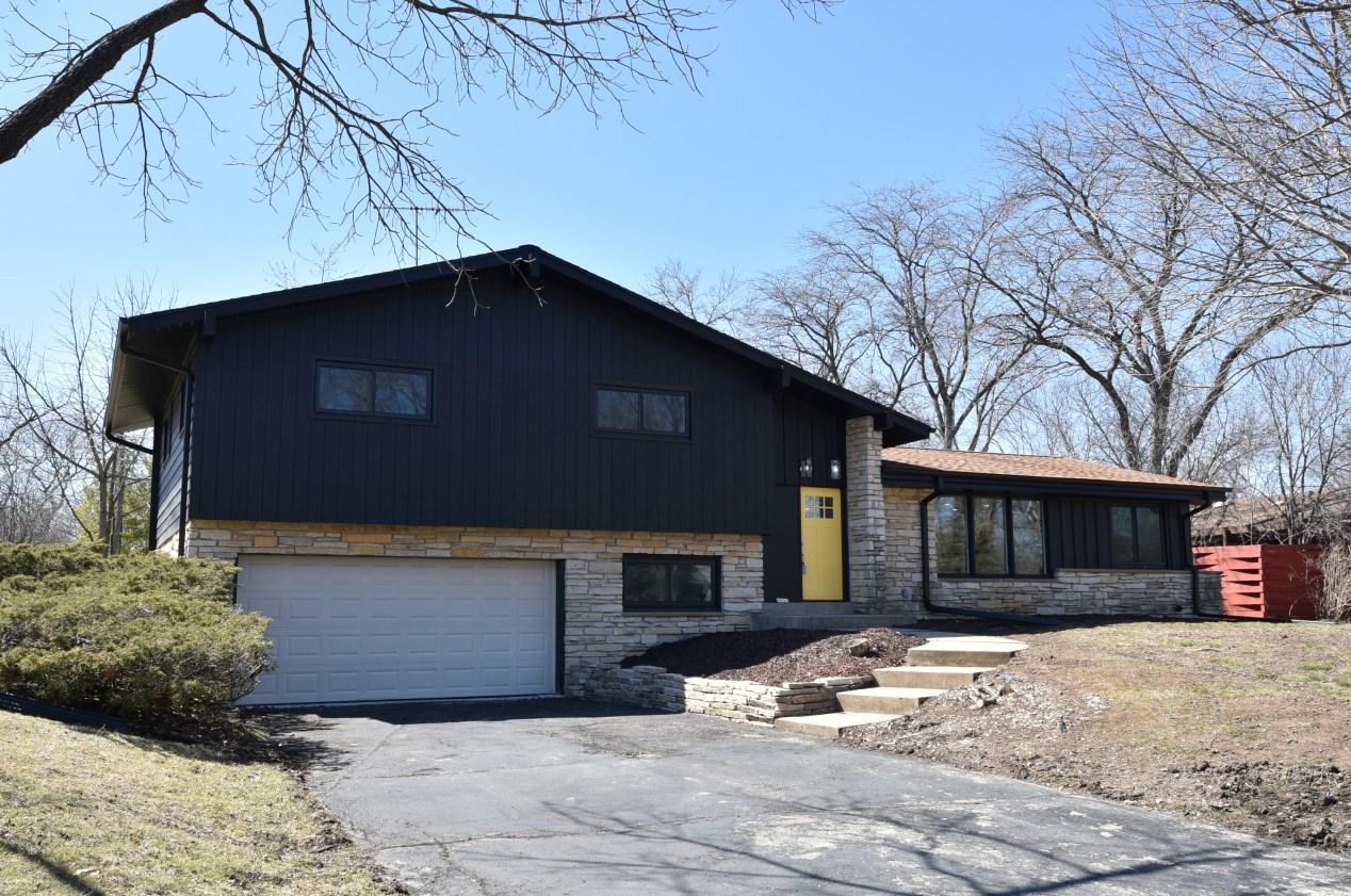 9031 Santa Monica Blvd, Milwaukee WI  53217-1756 exterior