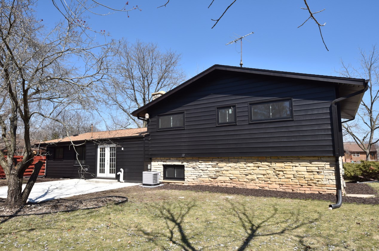 9031 Santa Monica Blvd, Milwaukee WI  53217-1756 exterior
