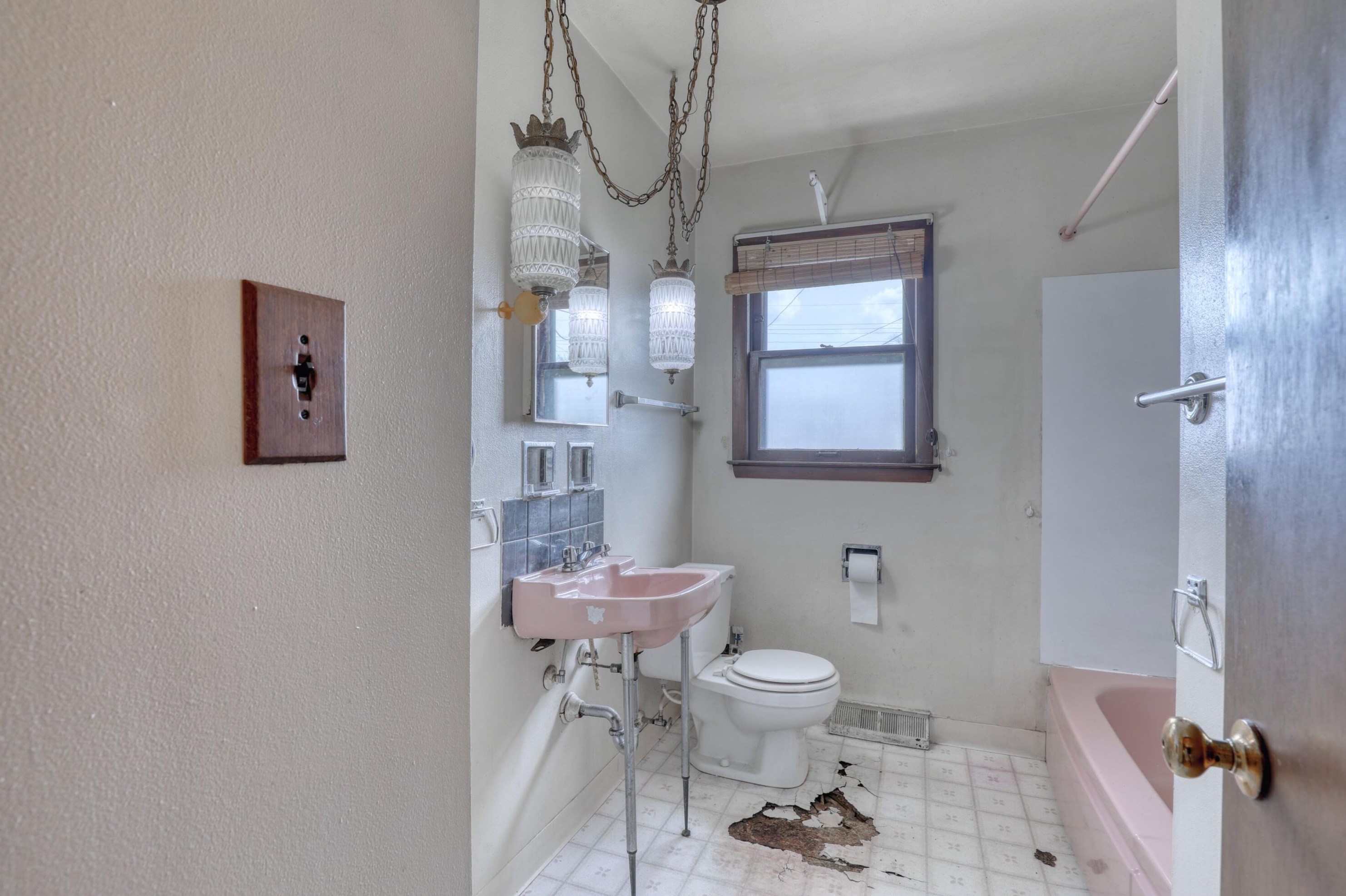 8121 Gln Ave, Milwaukee WI 53217-5217 exterior