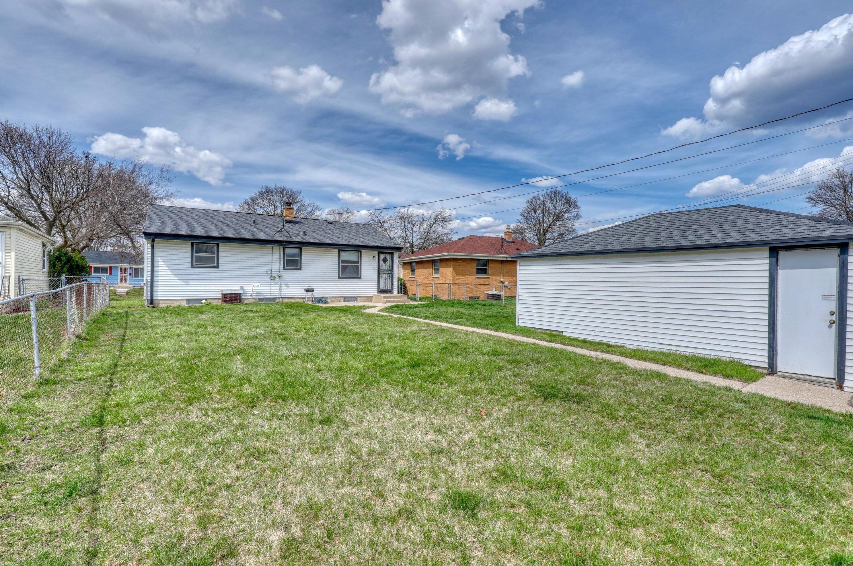 8121 Gln Ave, Milwaukee WI 53217-5217 exterior