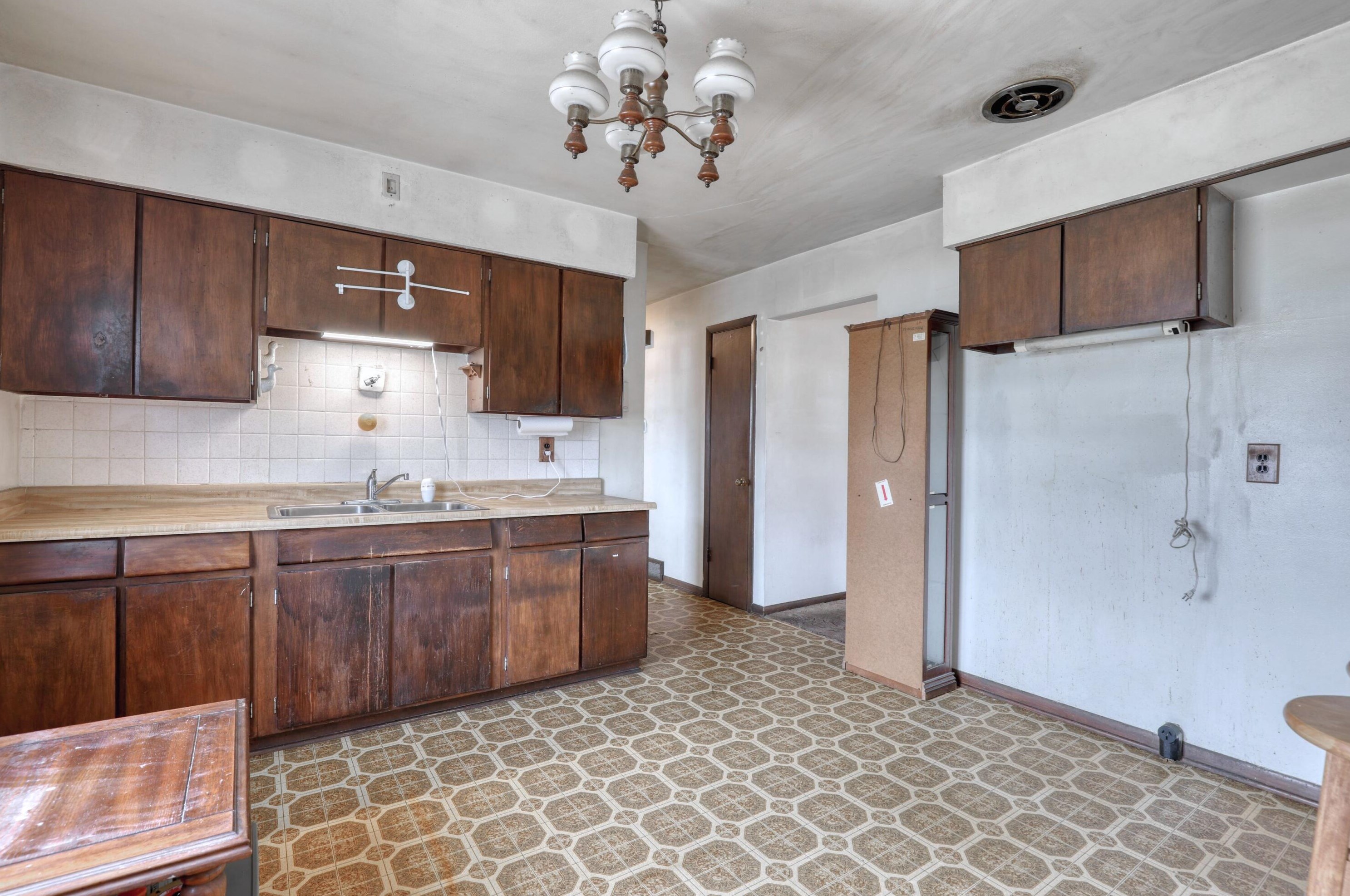 8121 Gln Ave, Milwaukee WI 53217-5217 exterior