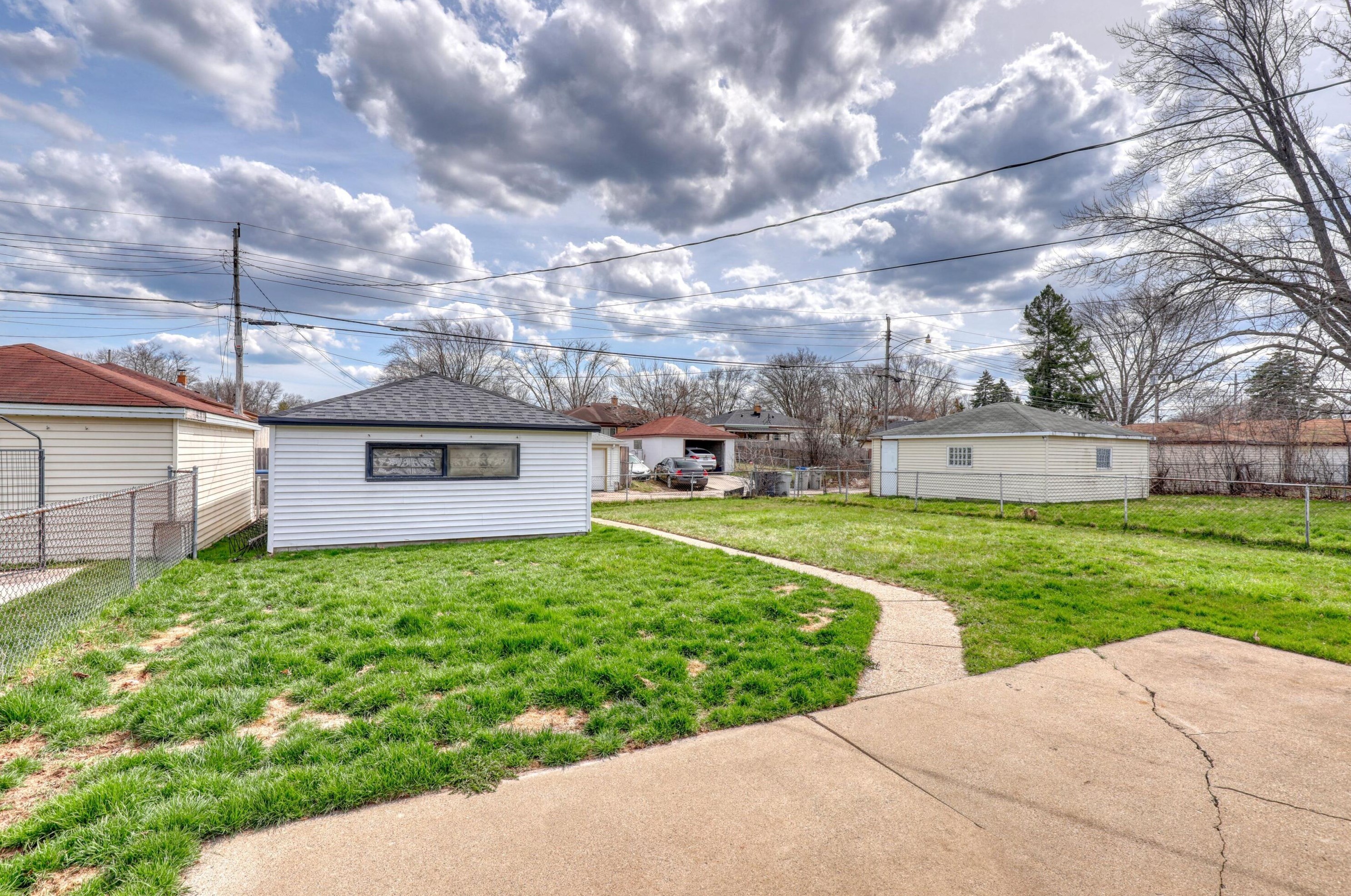 8121 Gln Ave, Milwaukee WI 53217-5217 exterior