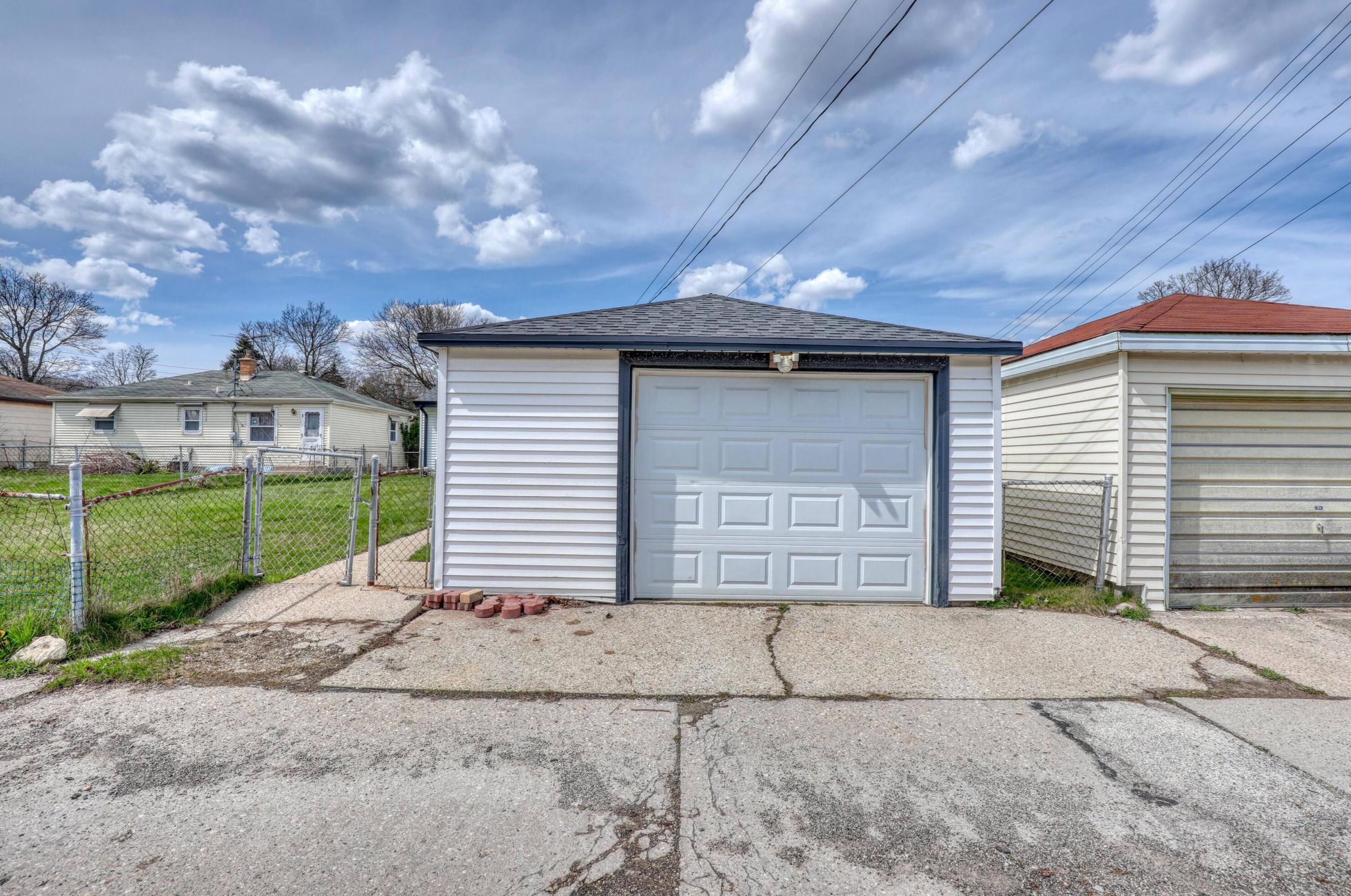 8121 Gln Ave, Milwaukee WI 53217-5217 exterior