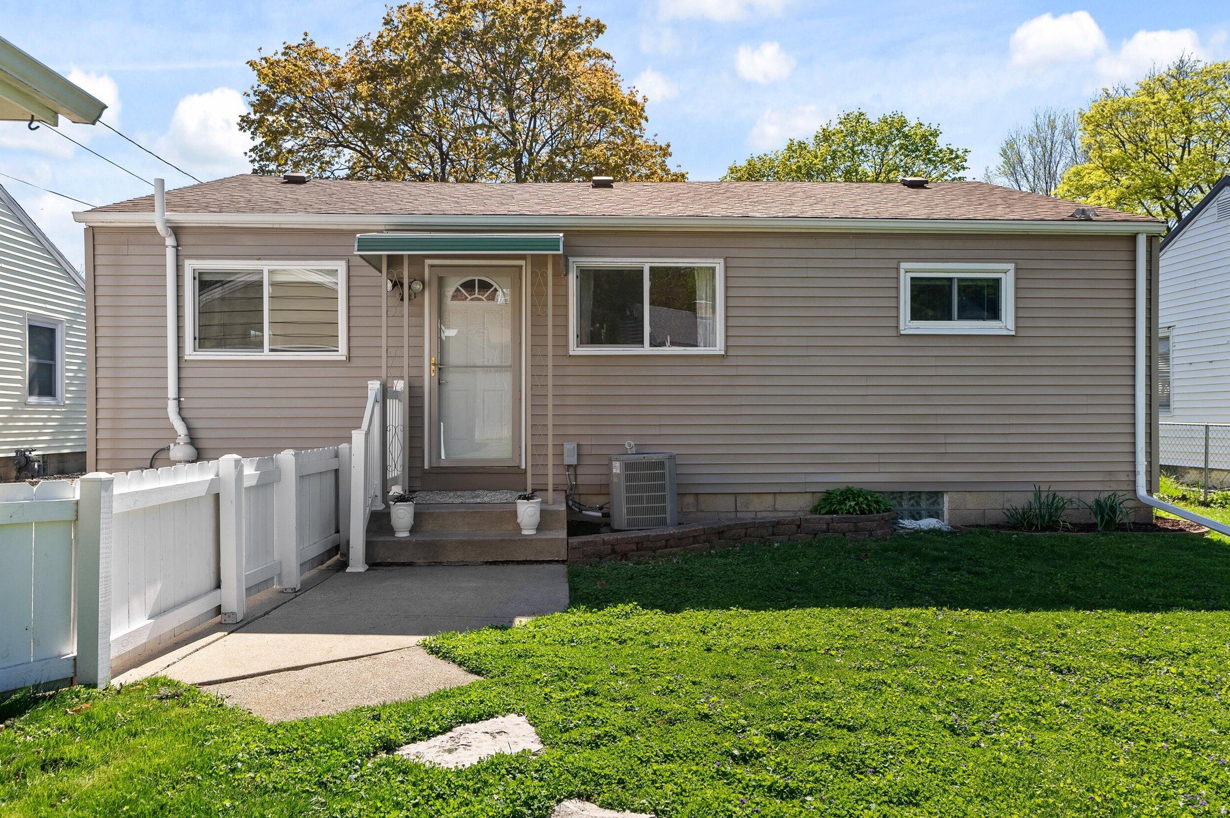 3308 Ellen St, Milwaukee WI  53207-3151 exterior