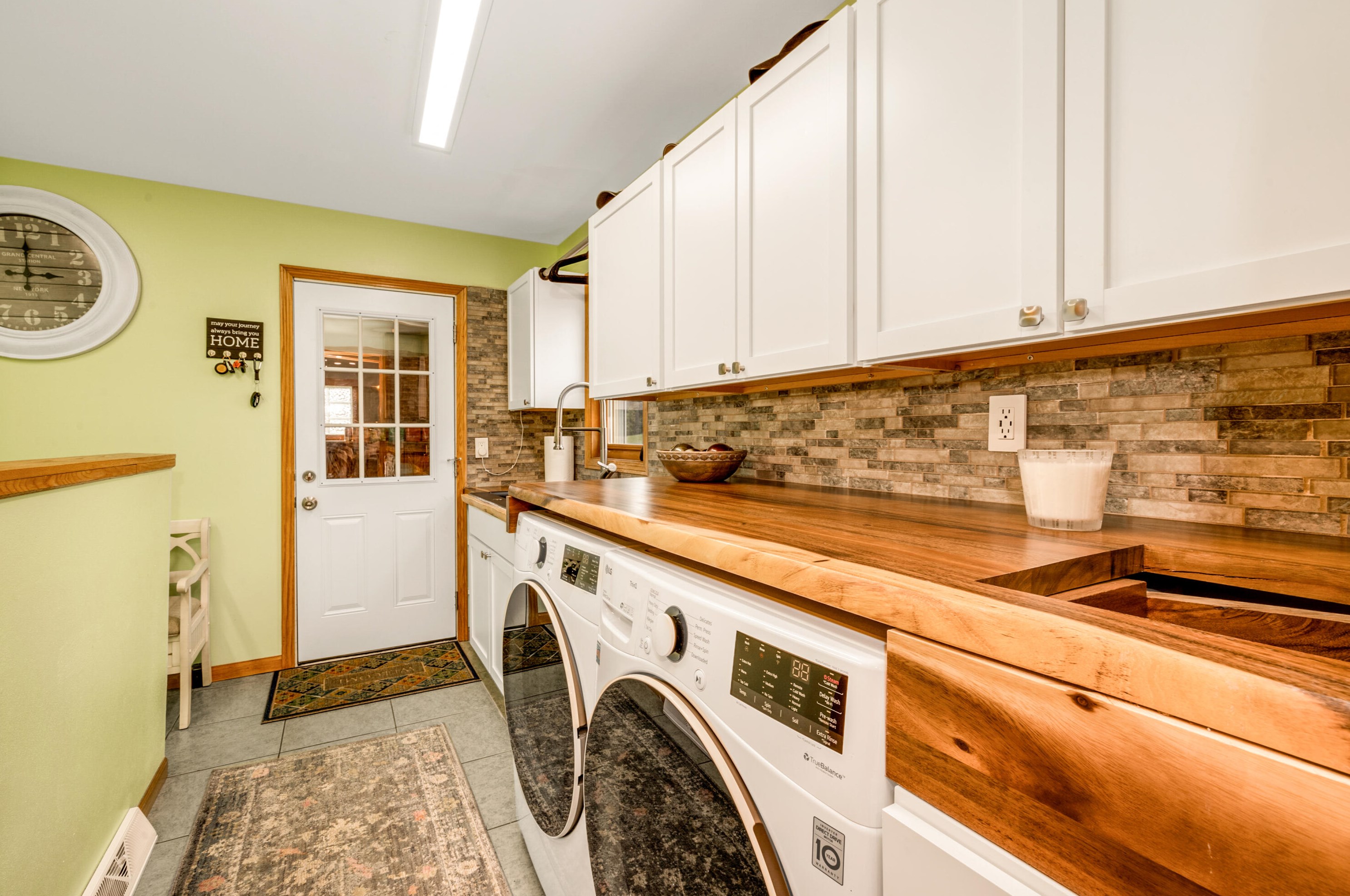 1497 Sunnyridge Rd, Pewaukee WI  53072-3885 exterior