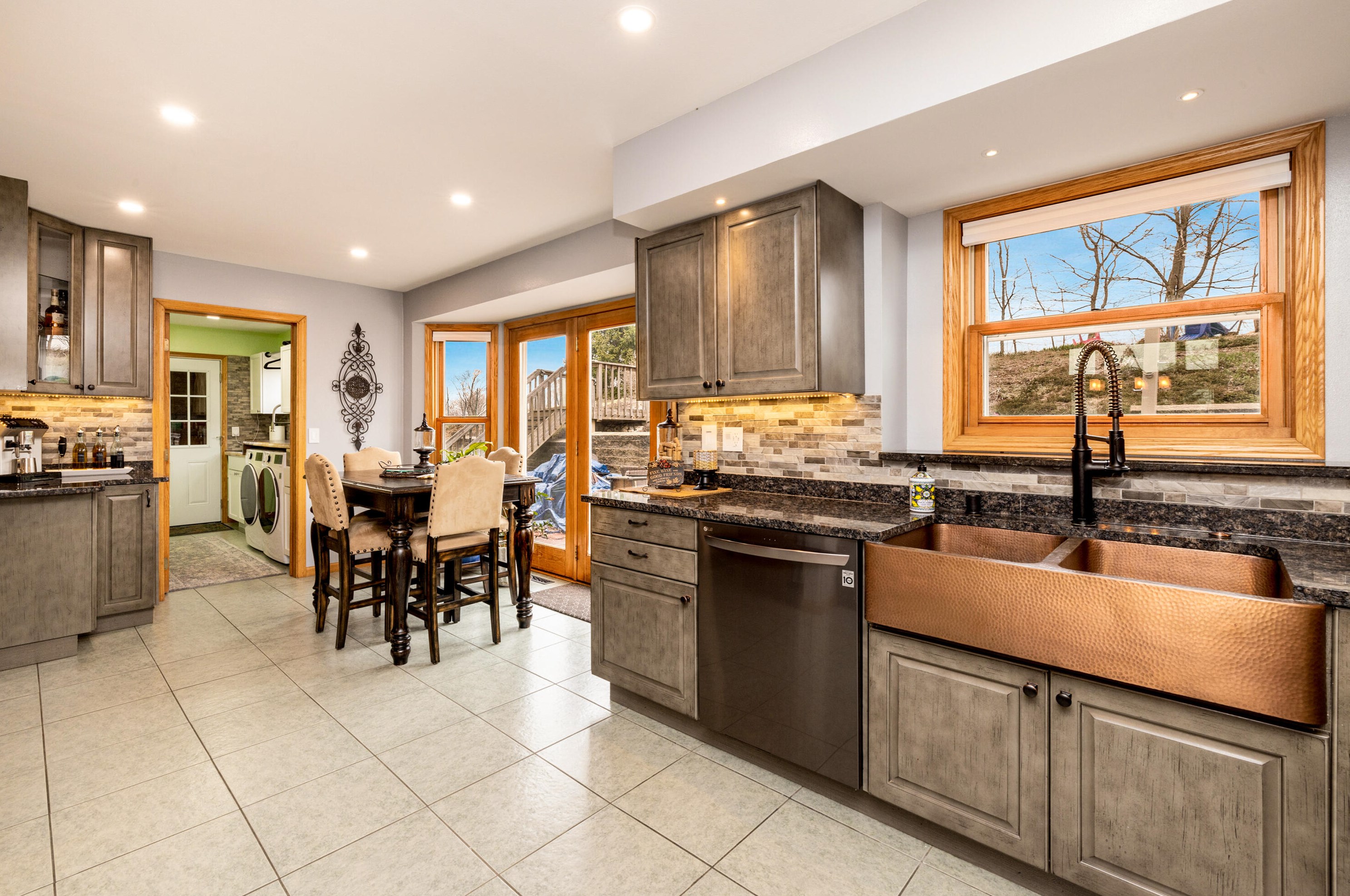 1497 Sunnyridge Rd, Pewaukee WI  53072-3885 exterior