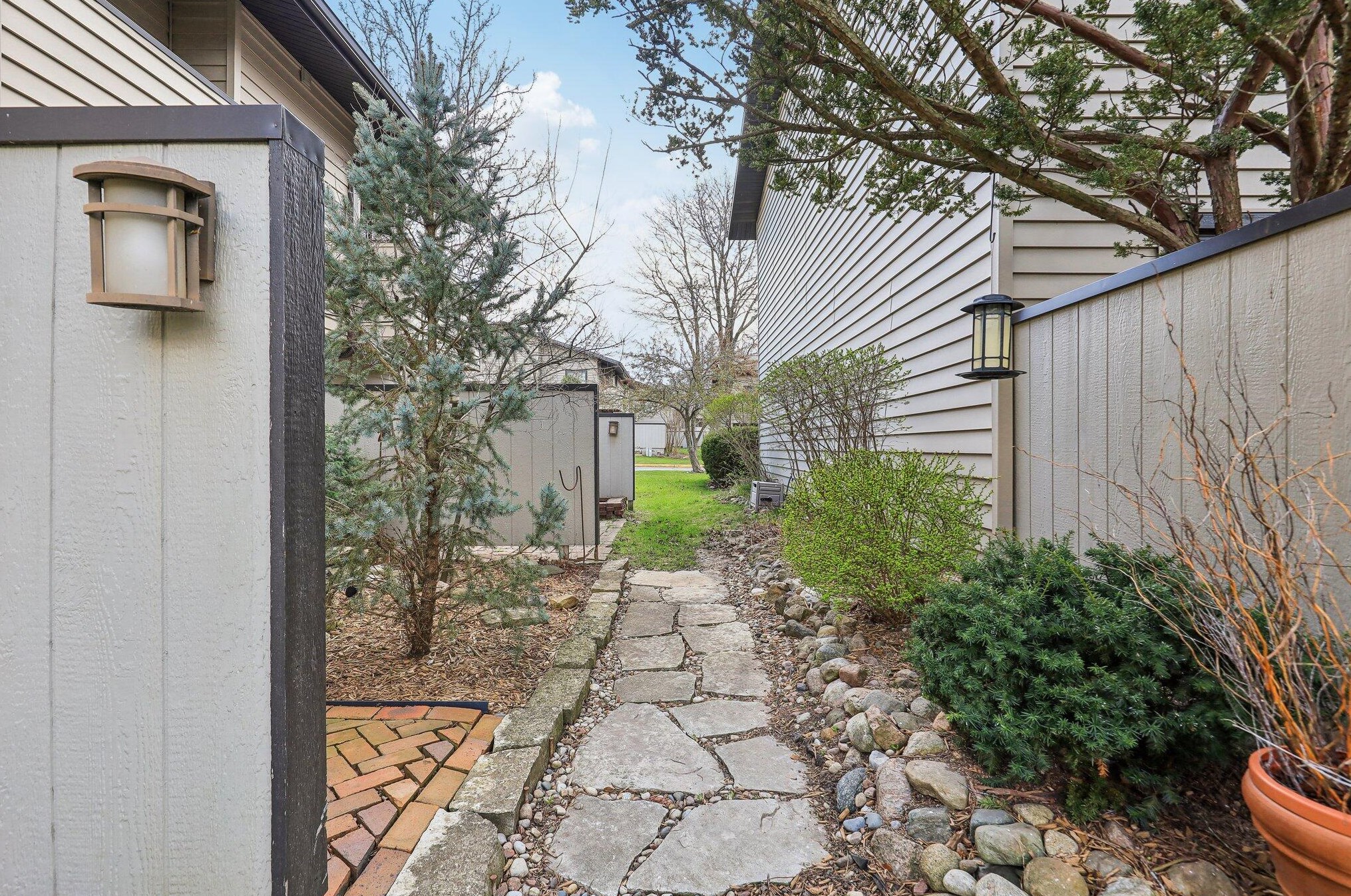 9203 70, Milwaukee WI 53223-2151 exterior