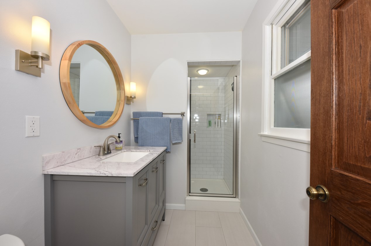 5155 Radcliffe Dr, Milwaukee WI  53223-1640 exterior