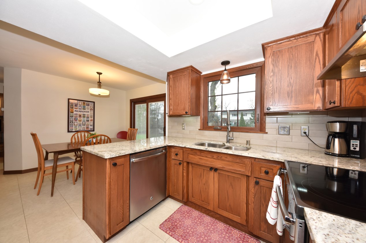 5155 Radcliffe Dr, Milwaukee WI  53223-1640 exterior