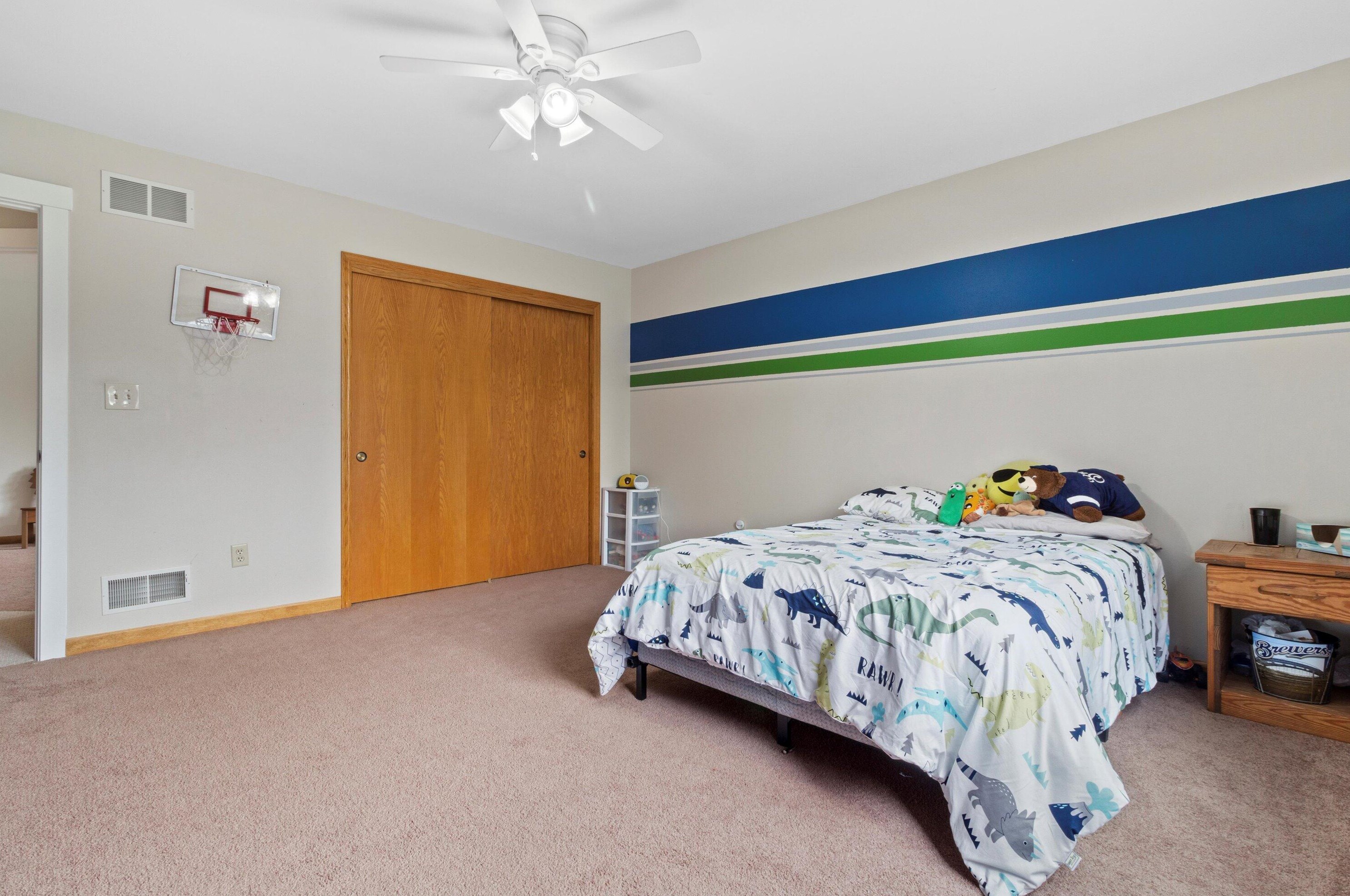 382 Streamside Ct, Grafton WI  53024-9420 exterior
