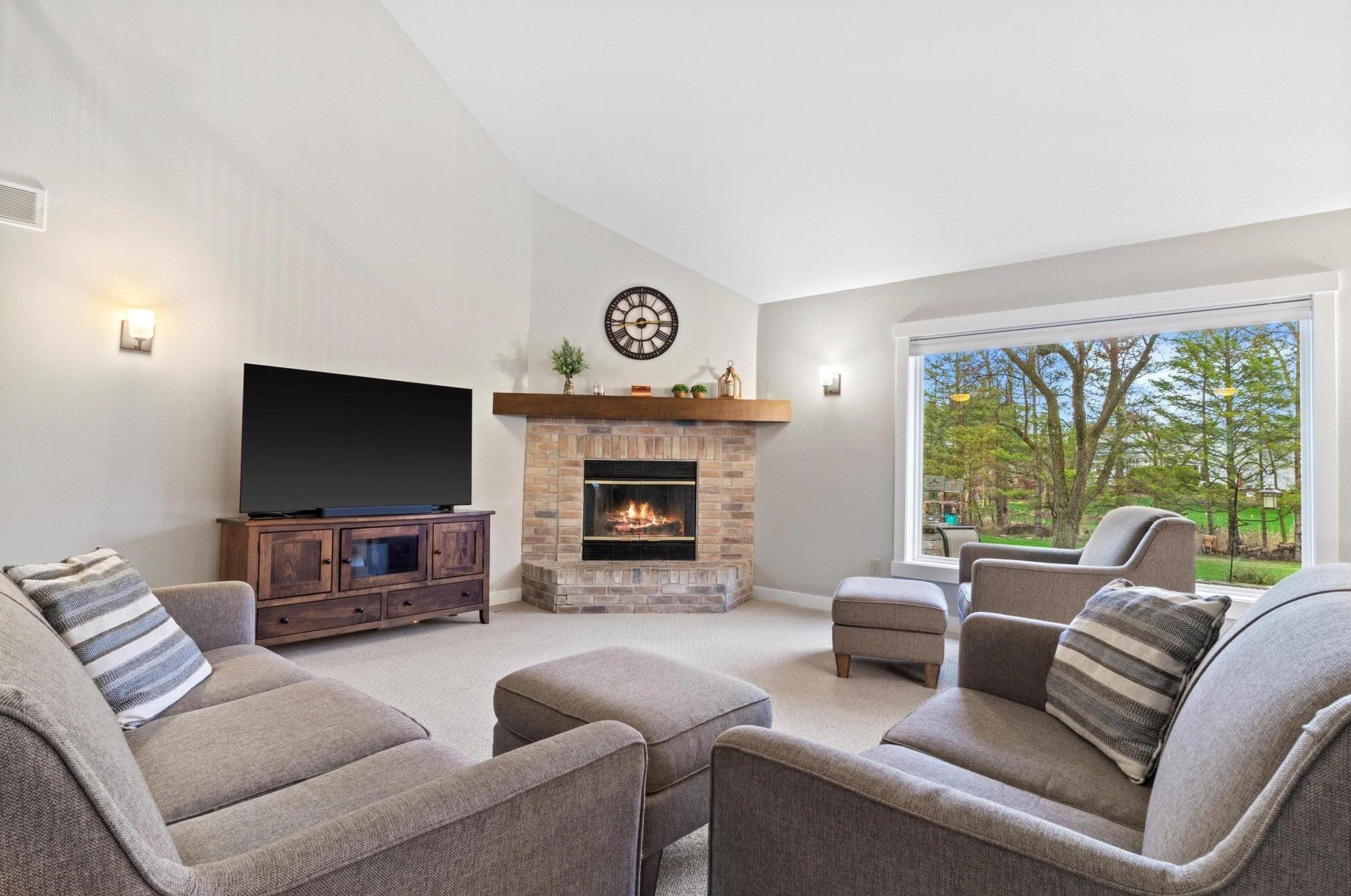 382 Streamside Ct, Grafton WI  53024-9420 exterior