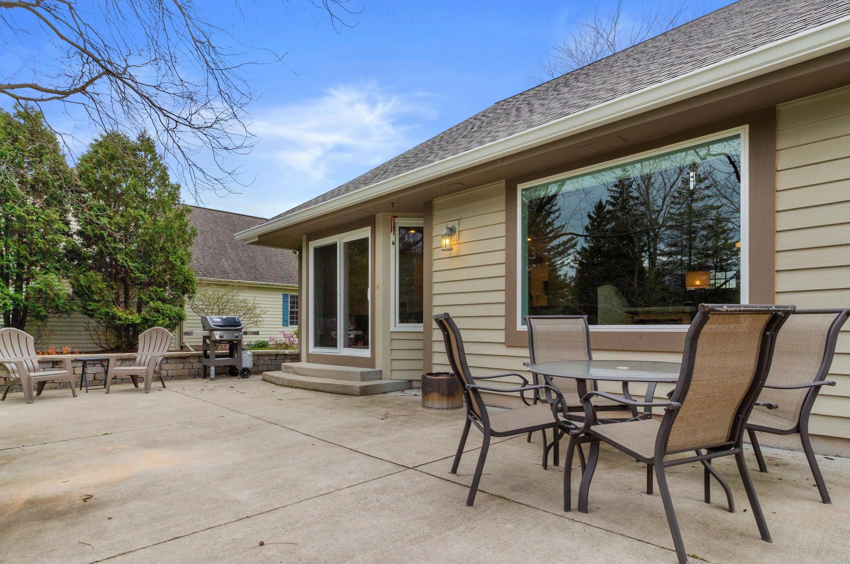 382 Streamside Ct, Grafton WI  53024-9420 exterior