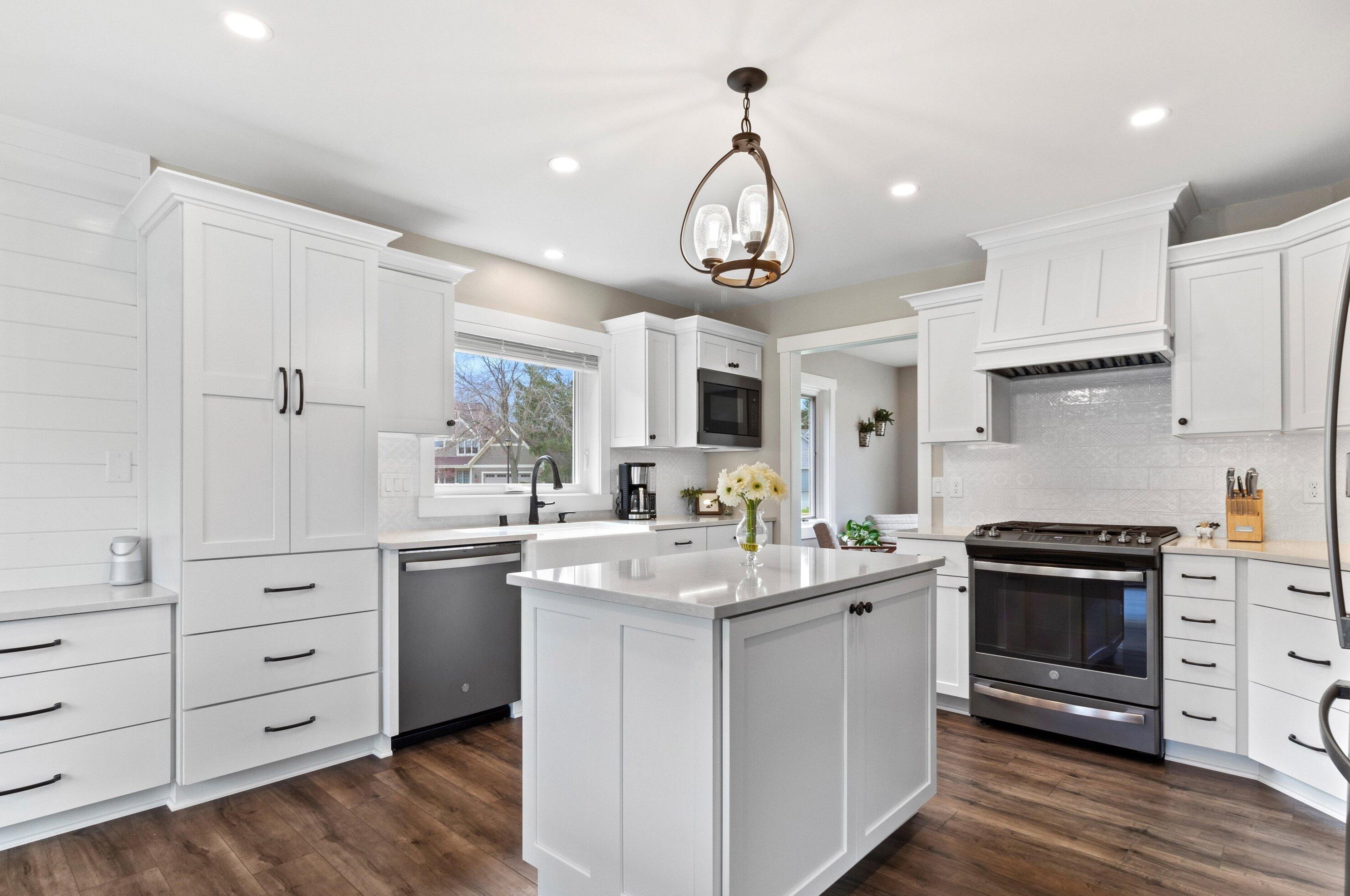 382 Streamside Ct, Grafton WI  53024-9420 exterior