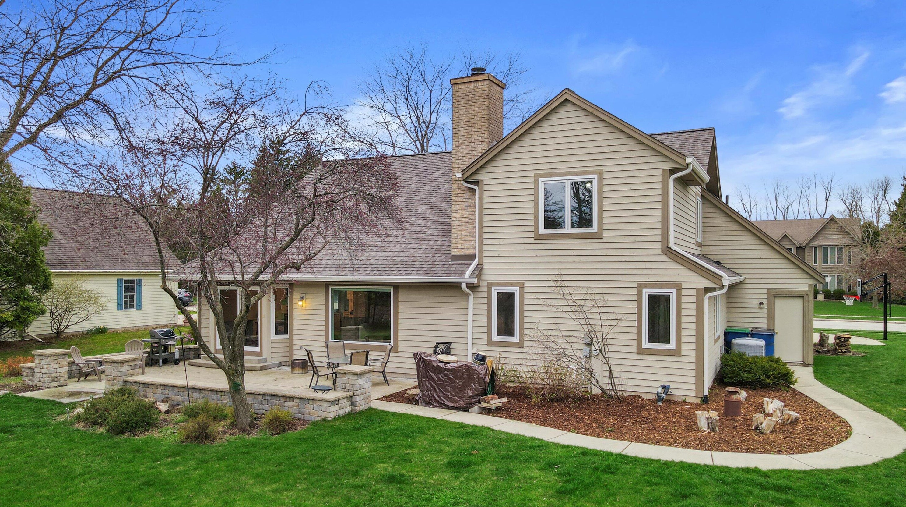 382 Streamside Ct, Grafton WI  53024-9420 exterior