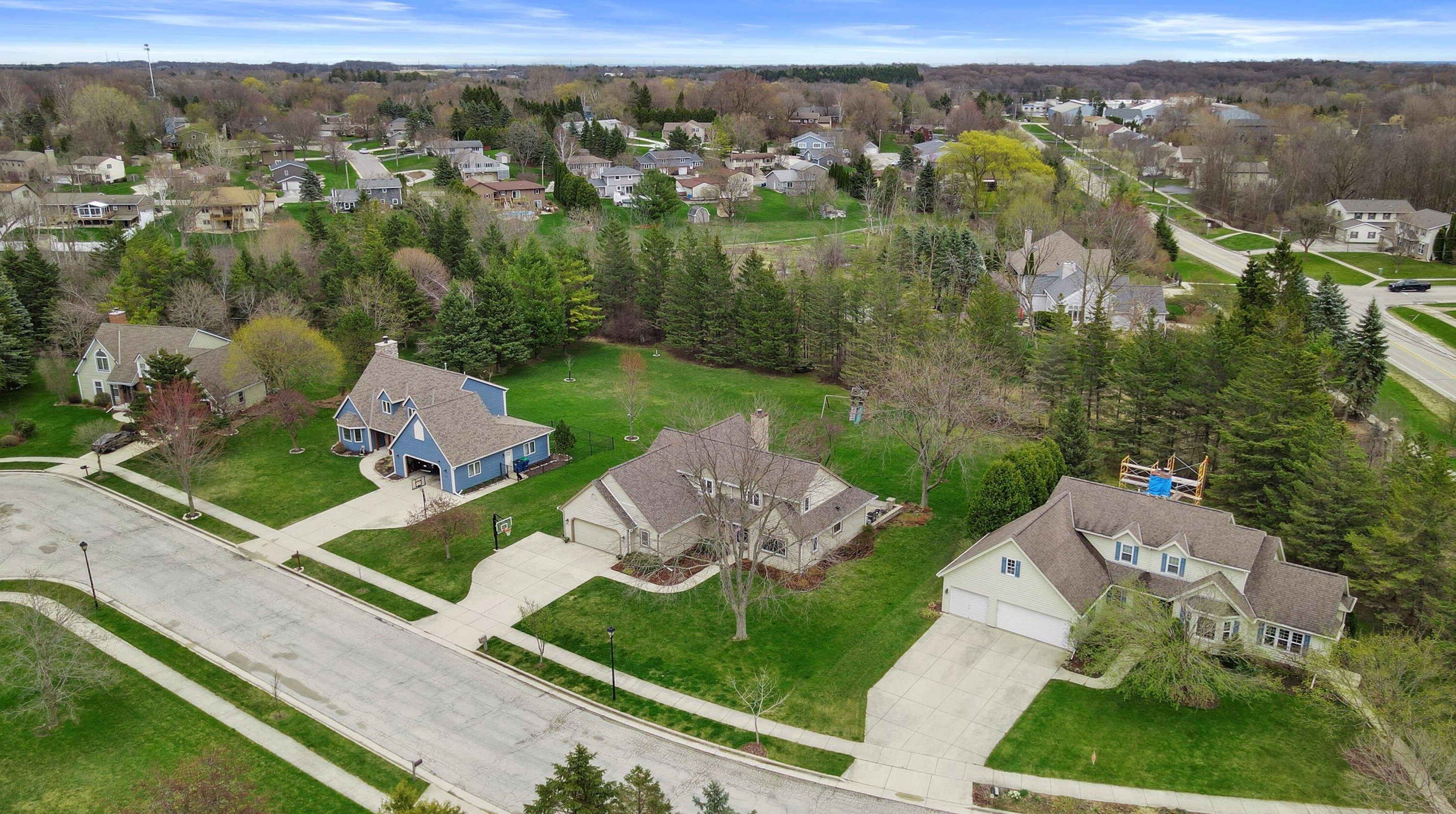 382 Streamside Ct, Grafton WI  53024-9420 exterior