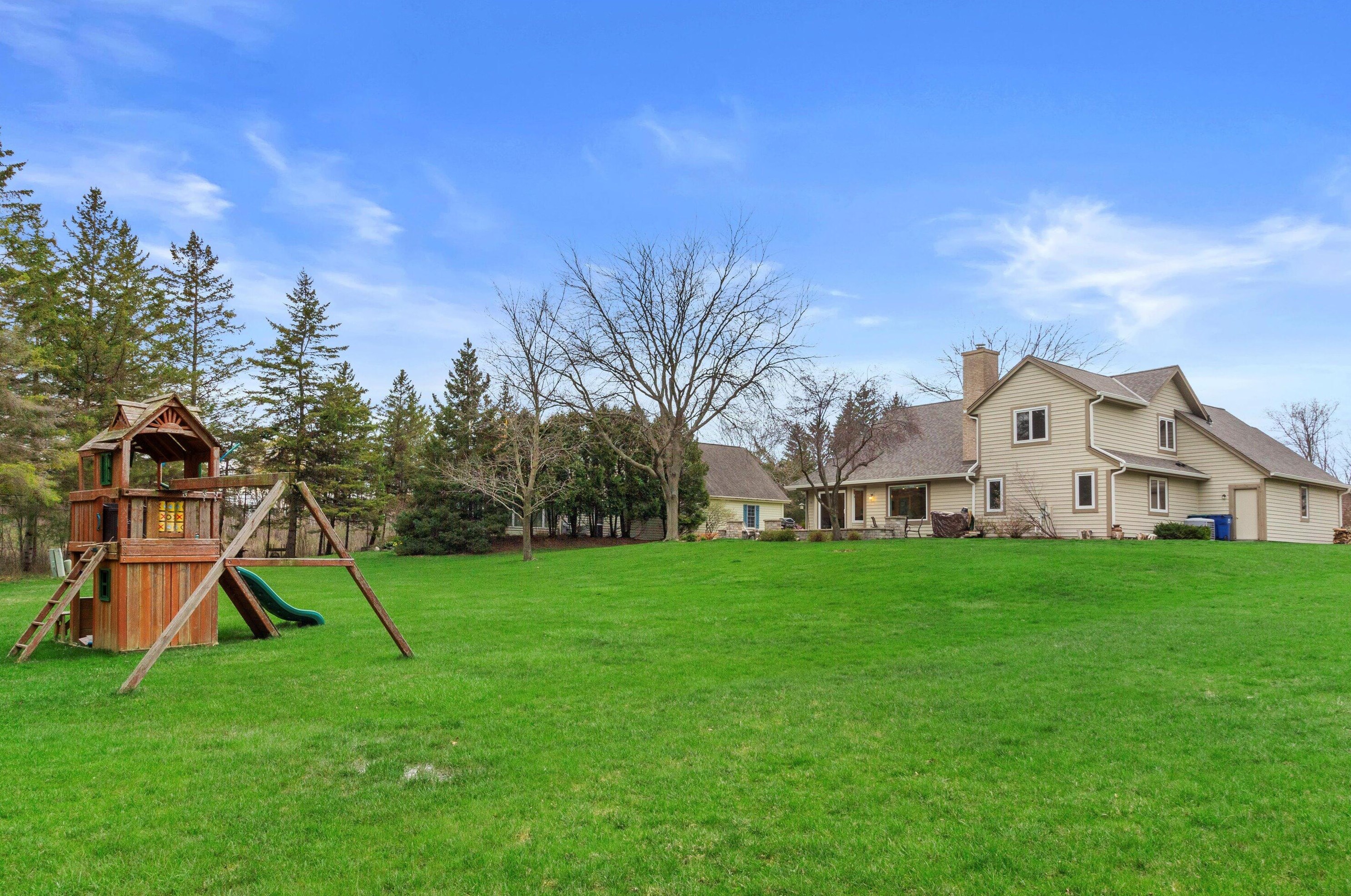 382 Streamside Ct, Grafton WI  53024-9420 exterior