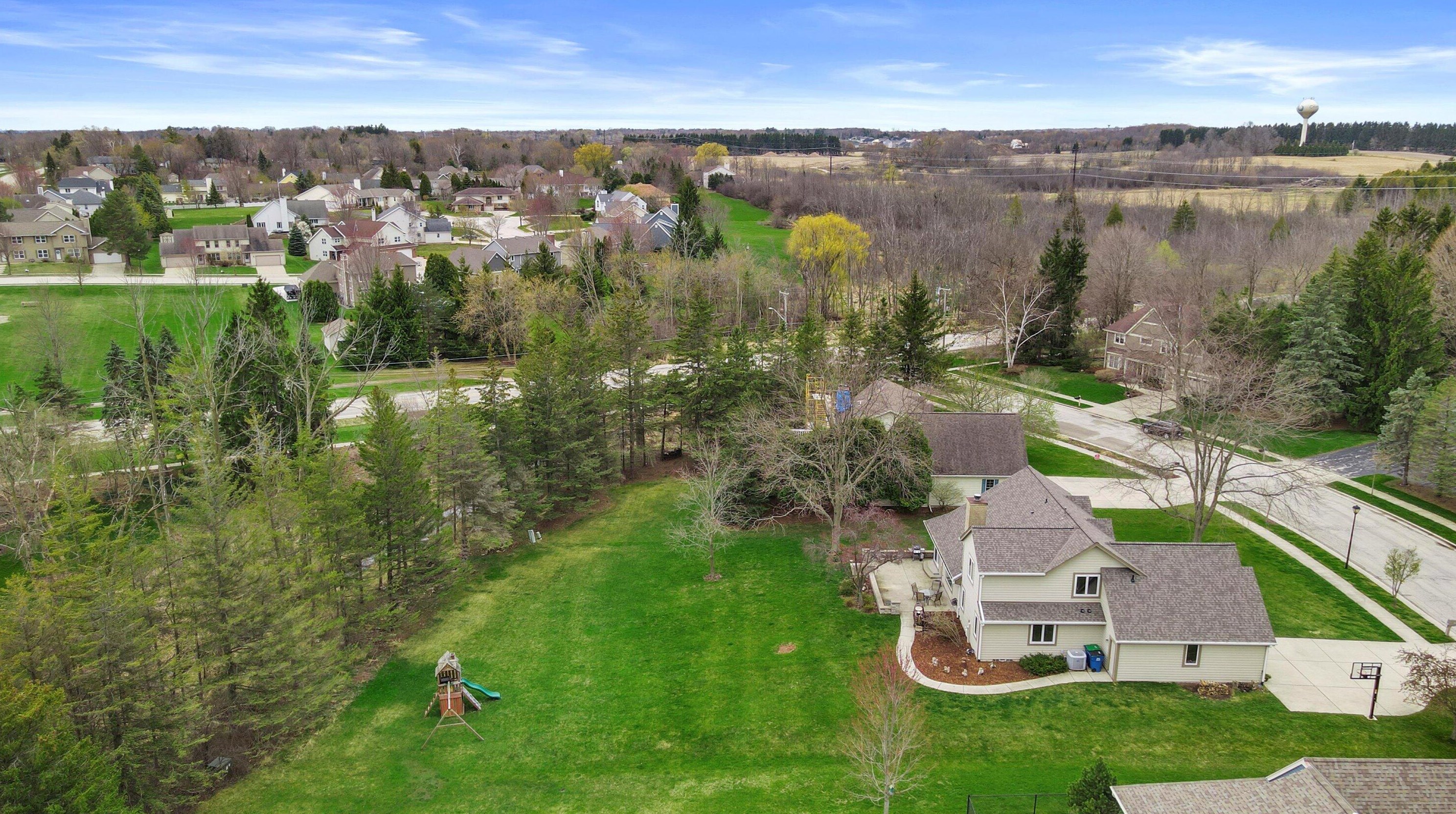 382 Streamside Ct, Grafton WI  53024-9420 exterior