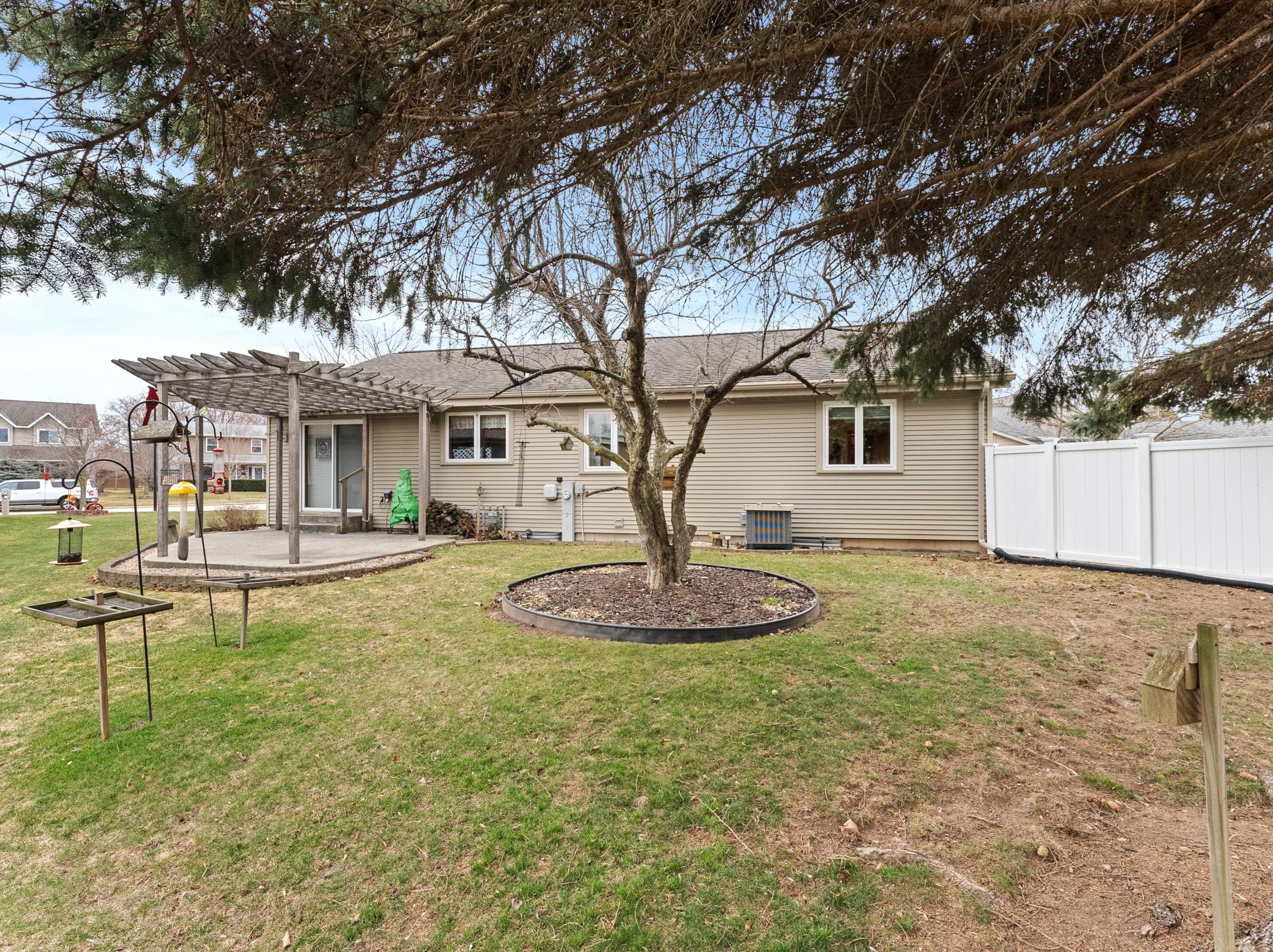 810 Sequoia Ct, Manitowoc WI 54220-3080 exterior