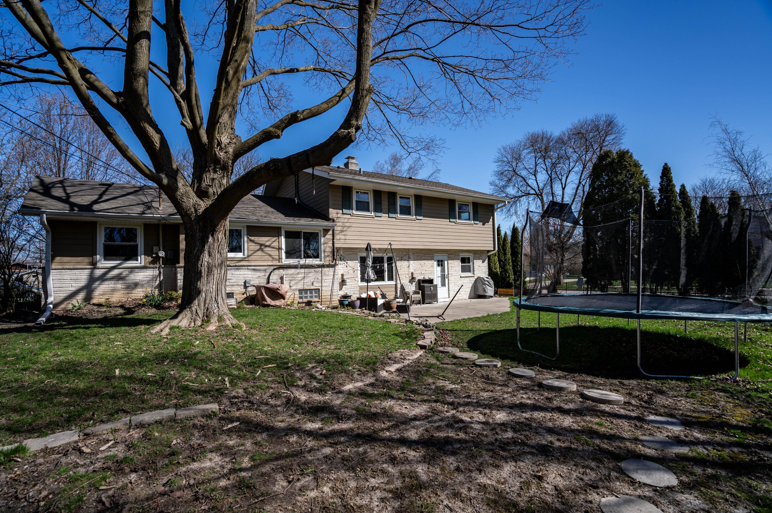 11907 Ohio Ave, Milwaukee WI 53207-2859 exterior