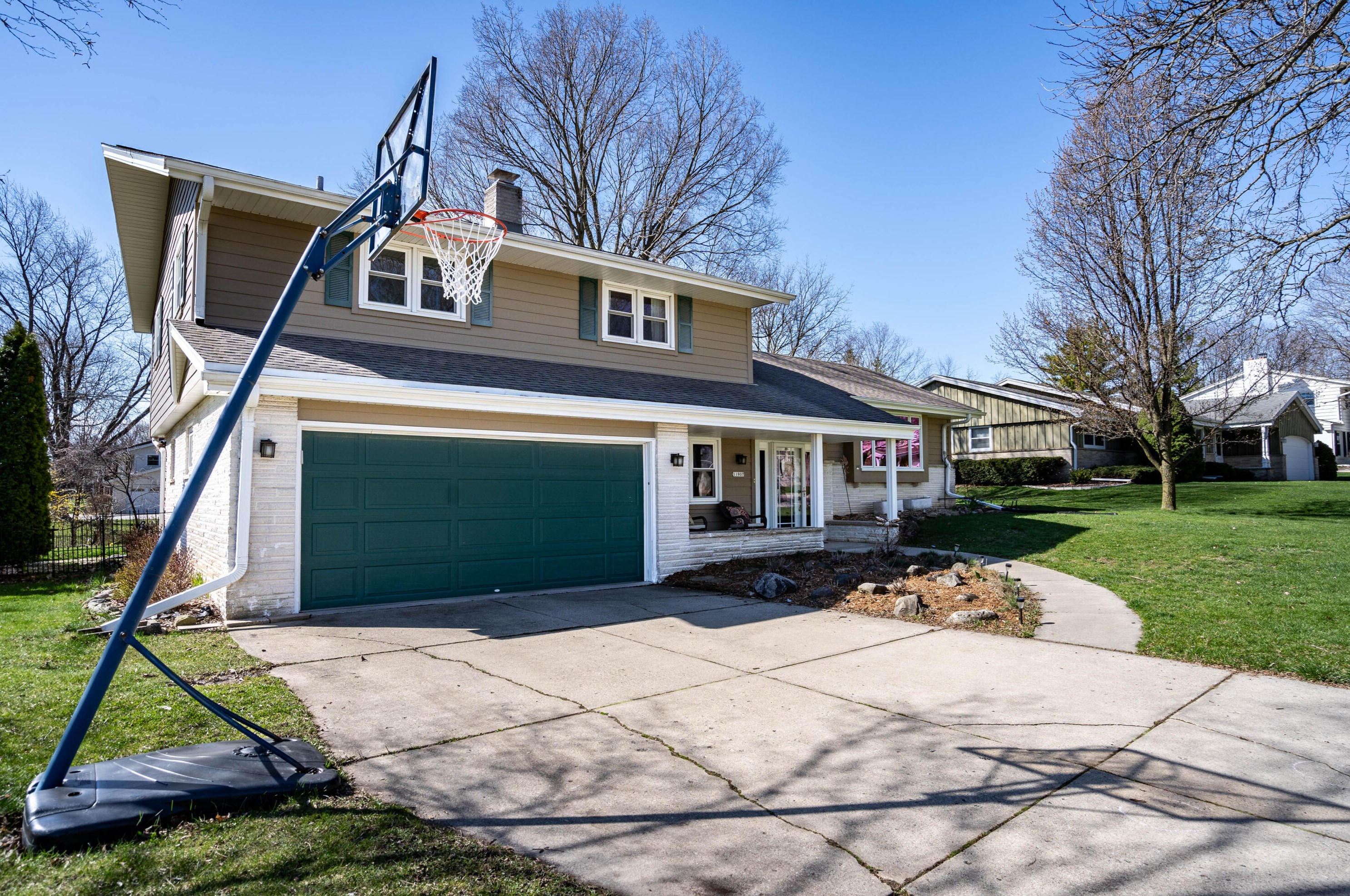 11907 Ohio Ave, Milwaukee WI 53207-2859 exterior