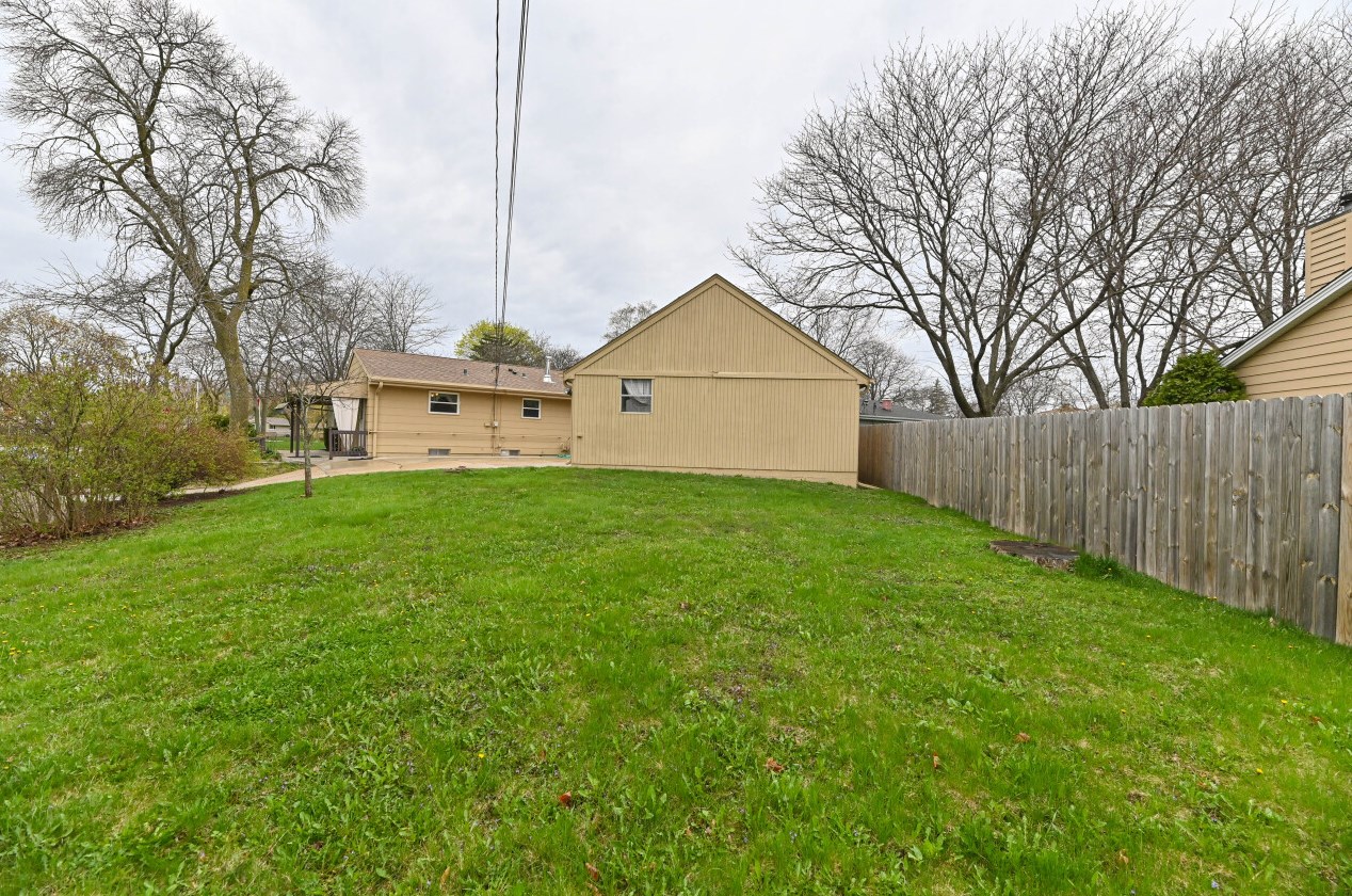 5594 Honey Crk Dr, Milwaukee WI 53221-4014 exterior