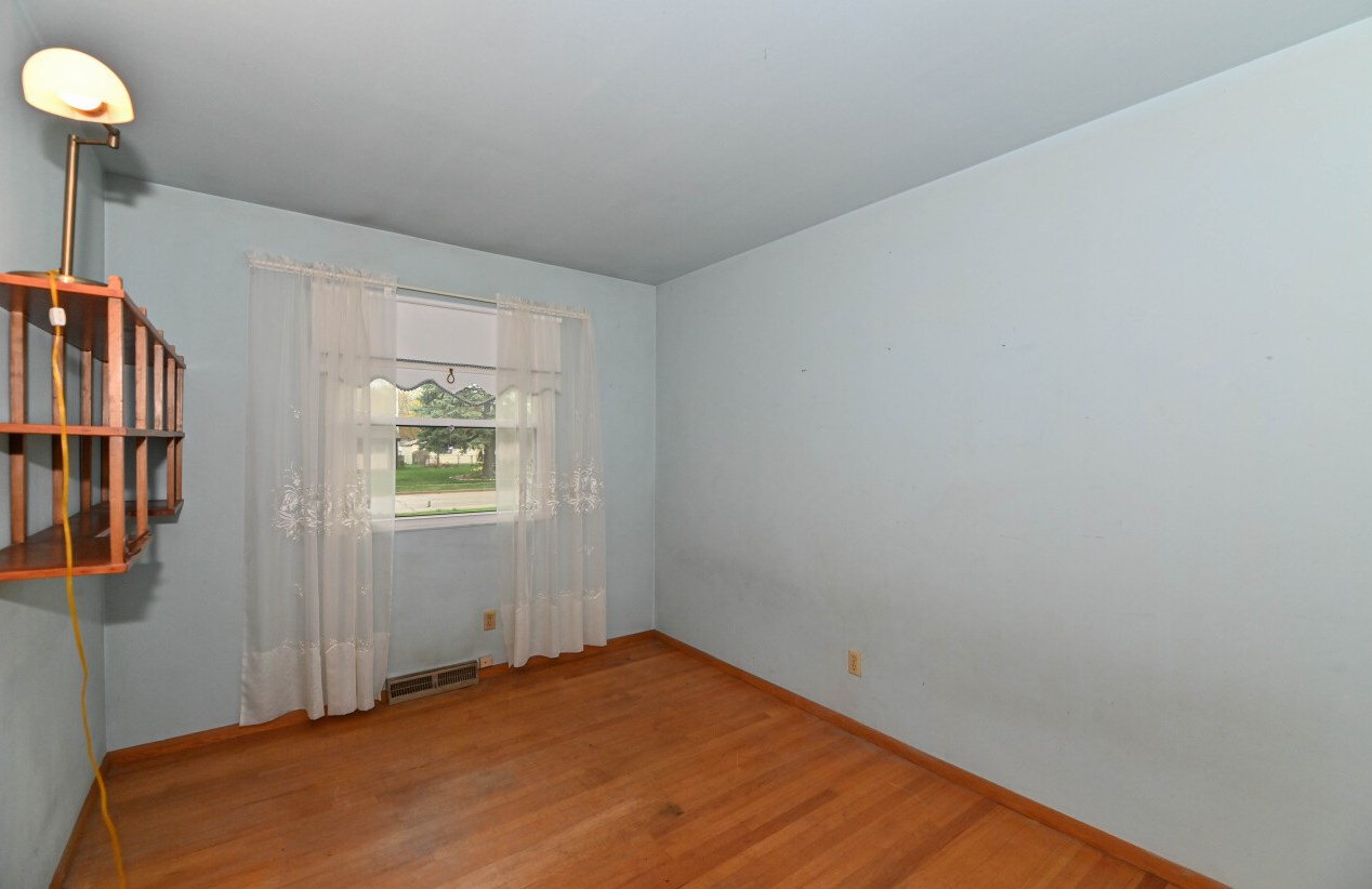 5594 Honey Crk Dr, Milwaukee WI 53221-4014 exterior