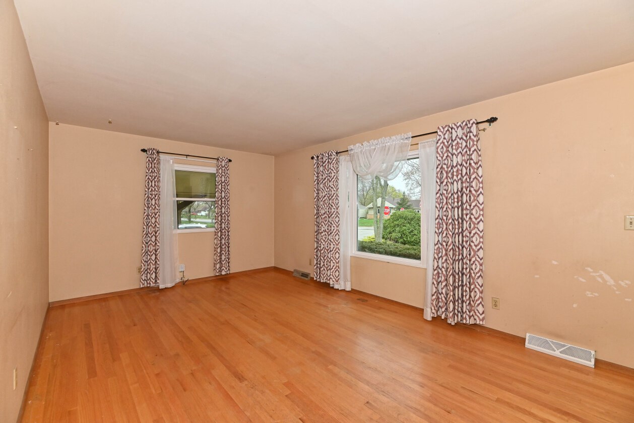 5594 Honey Crk Dr, Milwaukee WI 53221-4014 exterior