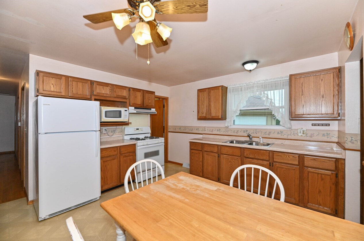 5594 Honey Crk Dr, Milwaukee WI 53221-4014 exterior