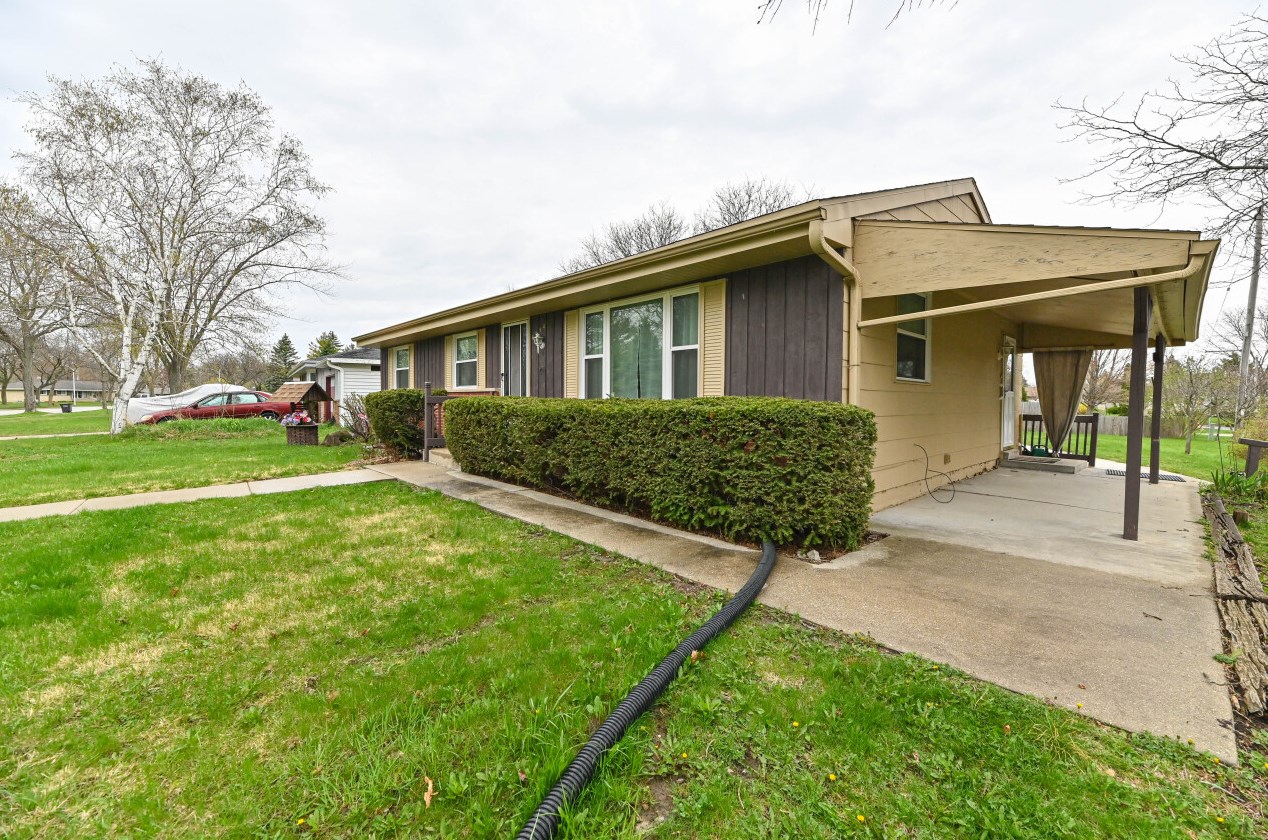 5594 Honey Crk Dr, Milwaukee WI 53221-4014 exterior