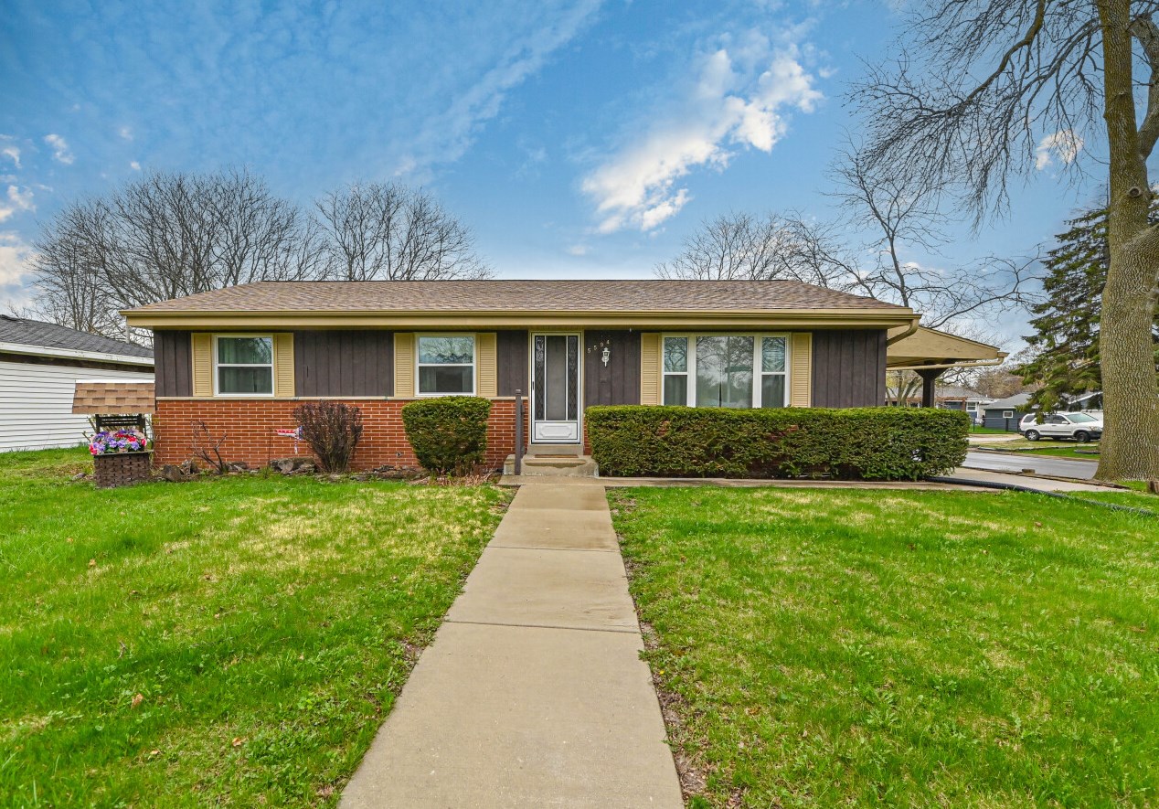 5594 Honey Crk Dr, Milwaukee WI 53221-4014 exterior