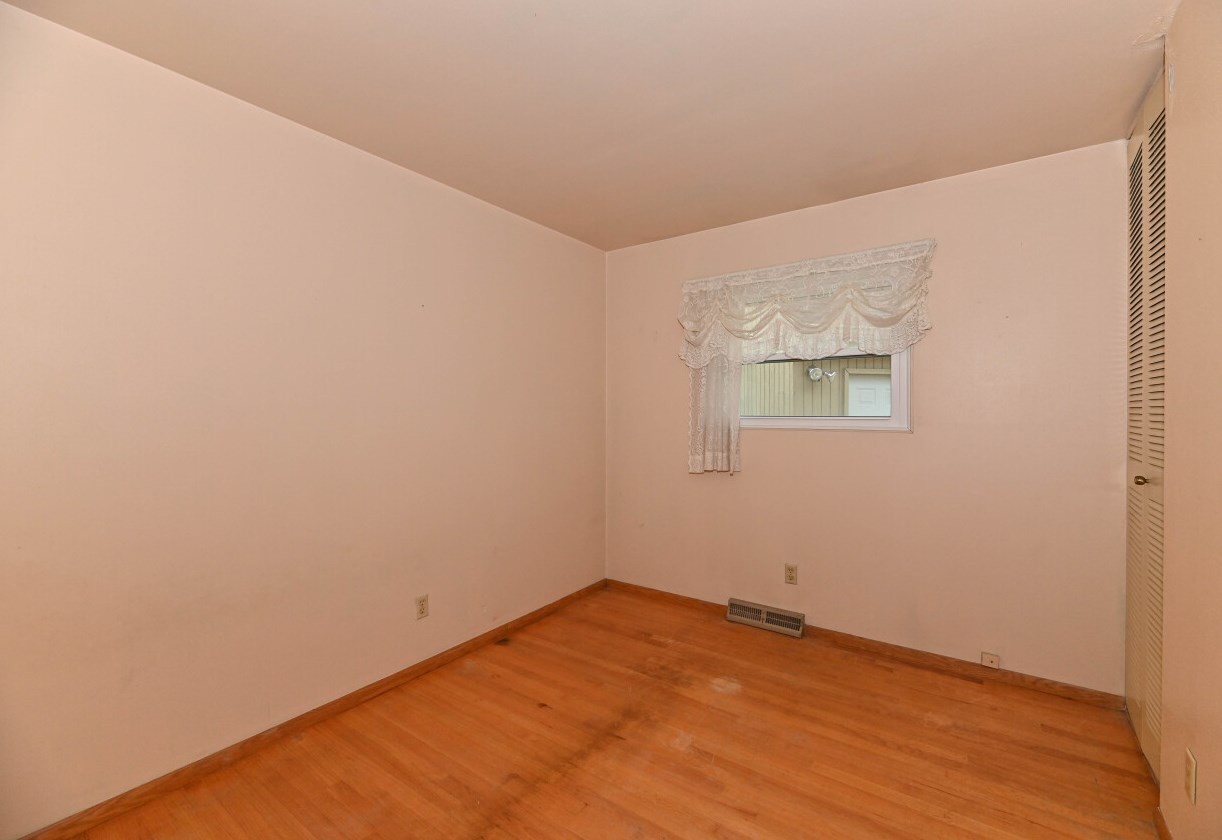 5594 Honey Crk Dr, Milwaukee WI 53221-4014 exterior