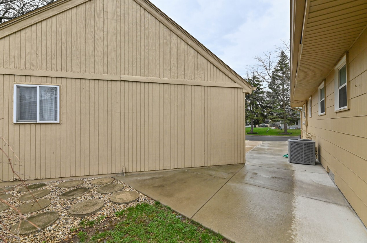 5594 Honey Crk Dr, Milwaukee WI 53221-4014 exterior