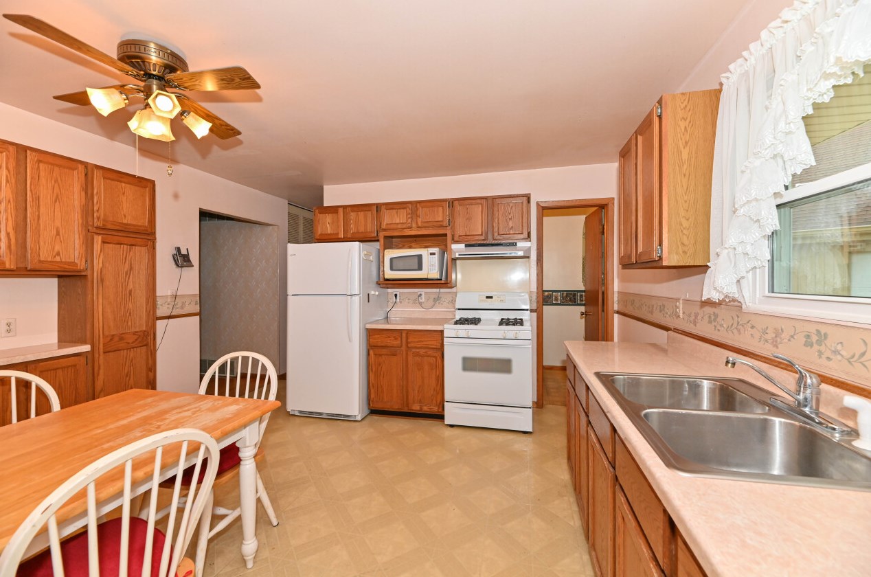 5594 Honey Crk Dr, Milwaukee WI 53221-4014 exterior