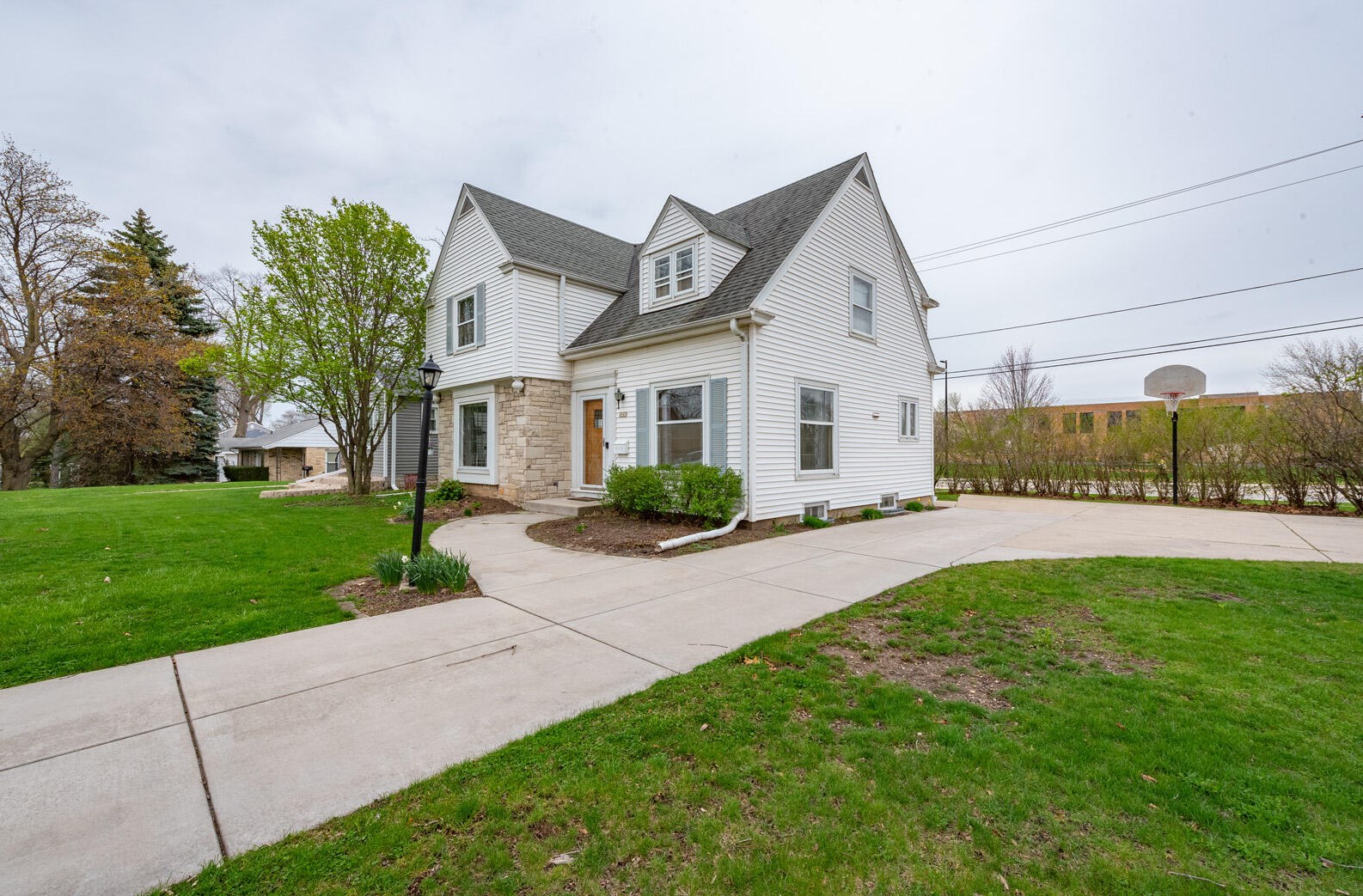 4947 Vollmer Ave, Milwaukee WI 53219-4552 exterior