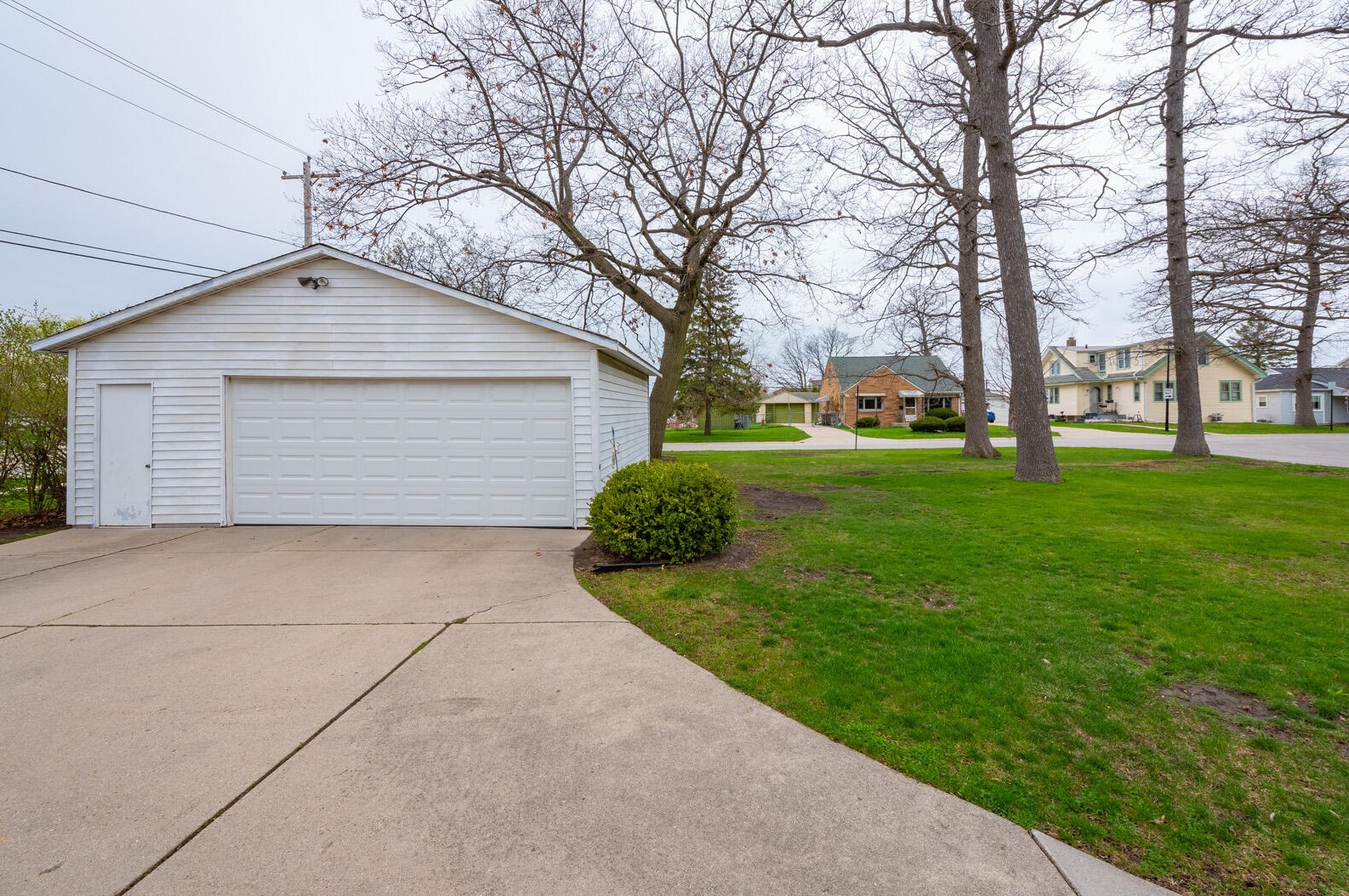 4947 Vollmer Ave, Milwaukee WI 53219-4552 exterior