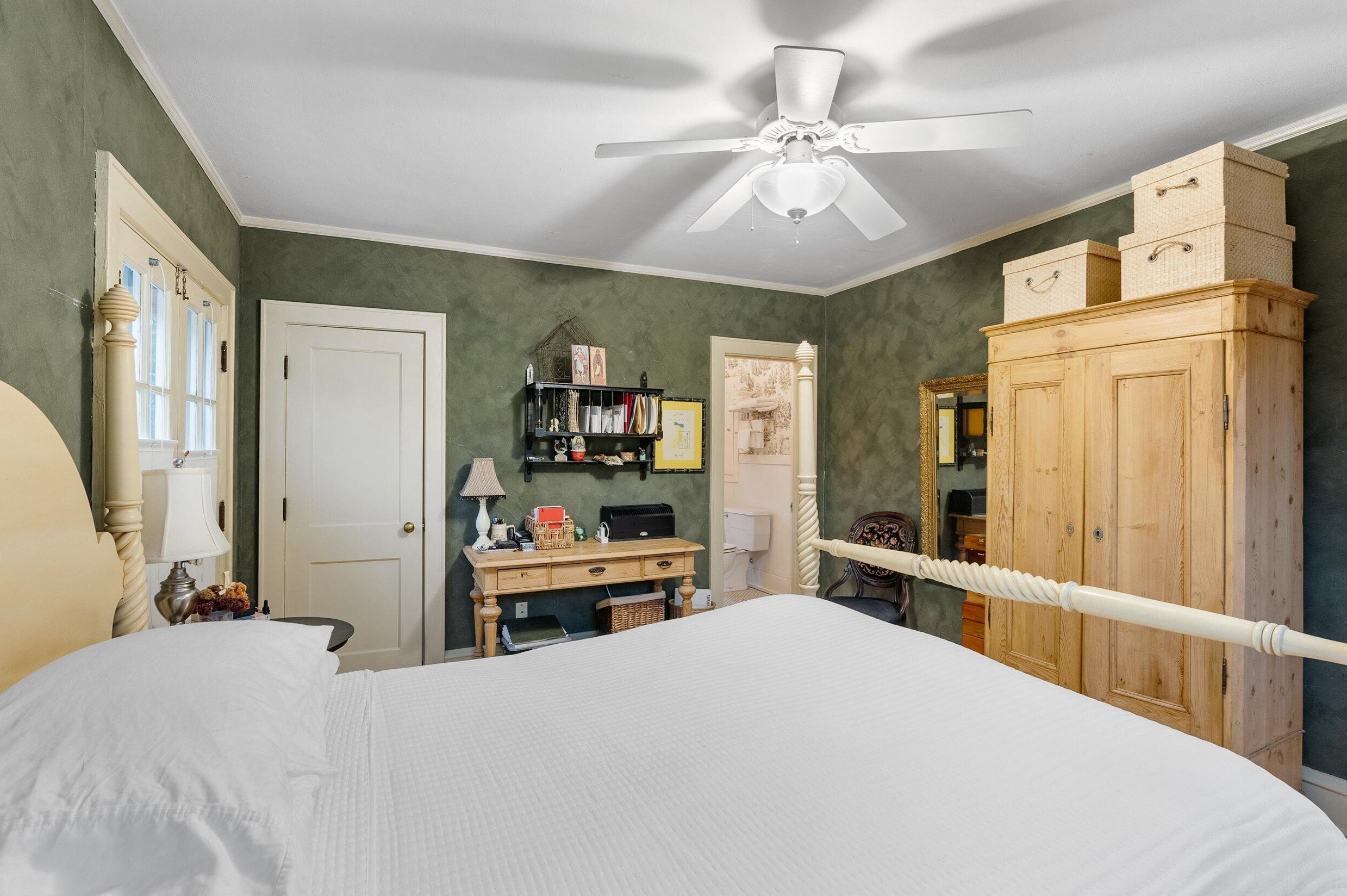 3467 Hackett Ave, Milwaukee WI 53211-2638 exterior