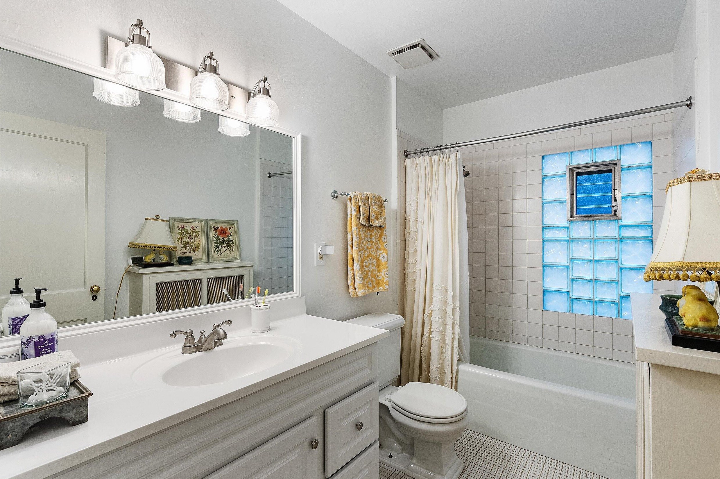 3467 Hackett Ave, Milwaukee WI 53211-2638 exterior