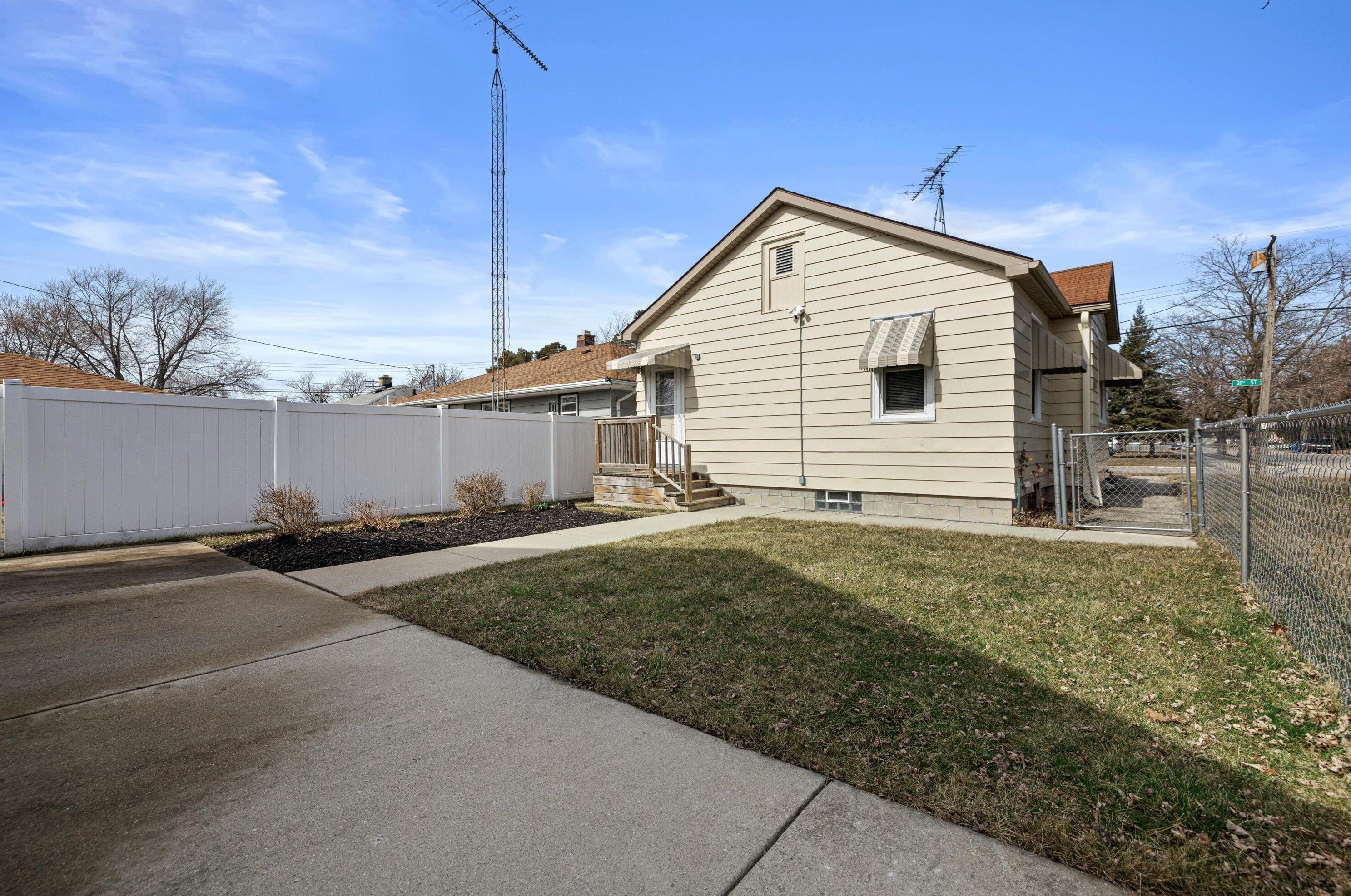 2501 31st St, Kenosha WI  53140-2176 exterior