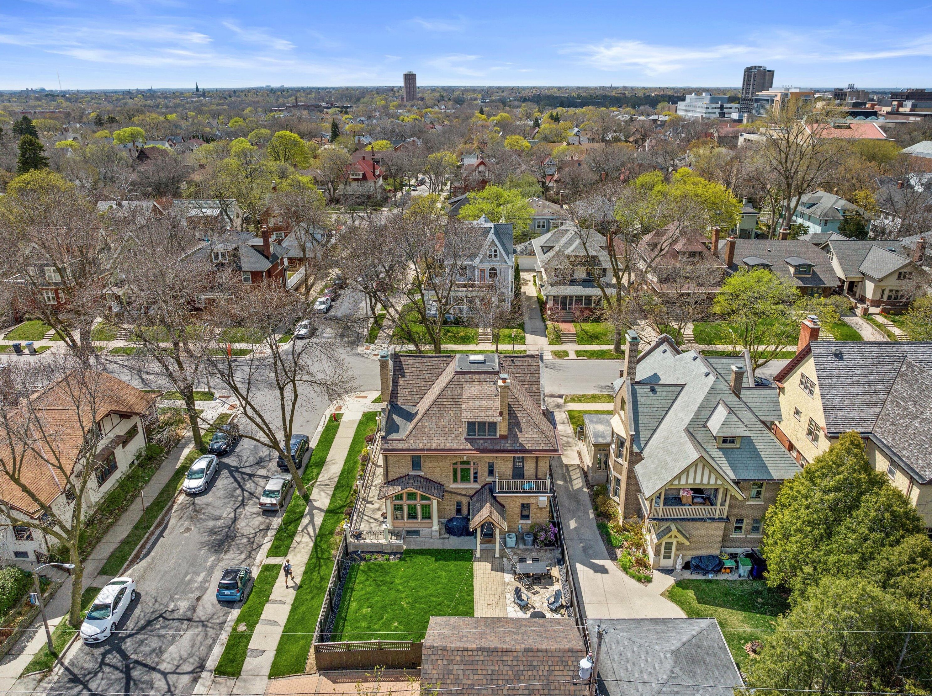 3004 Hackett Ave, Milwaukee WI 53211-3444 exterior