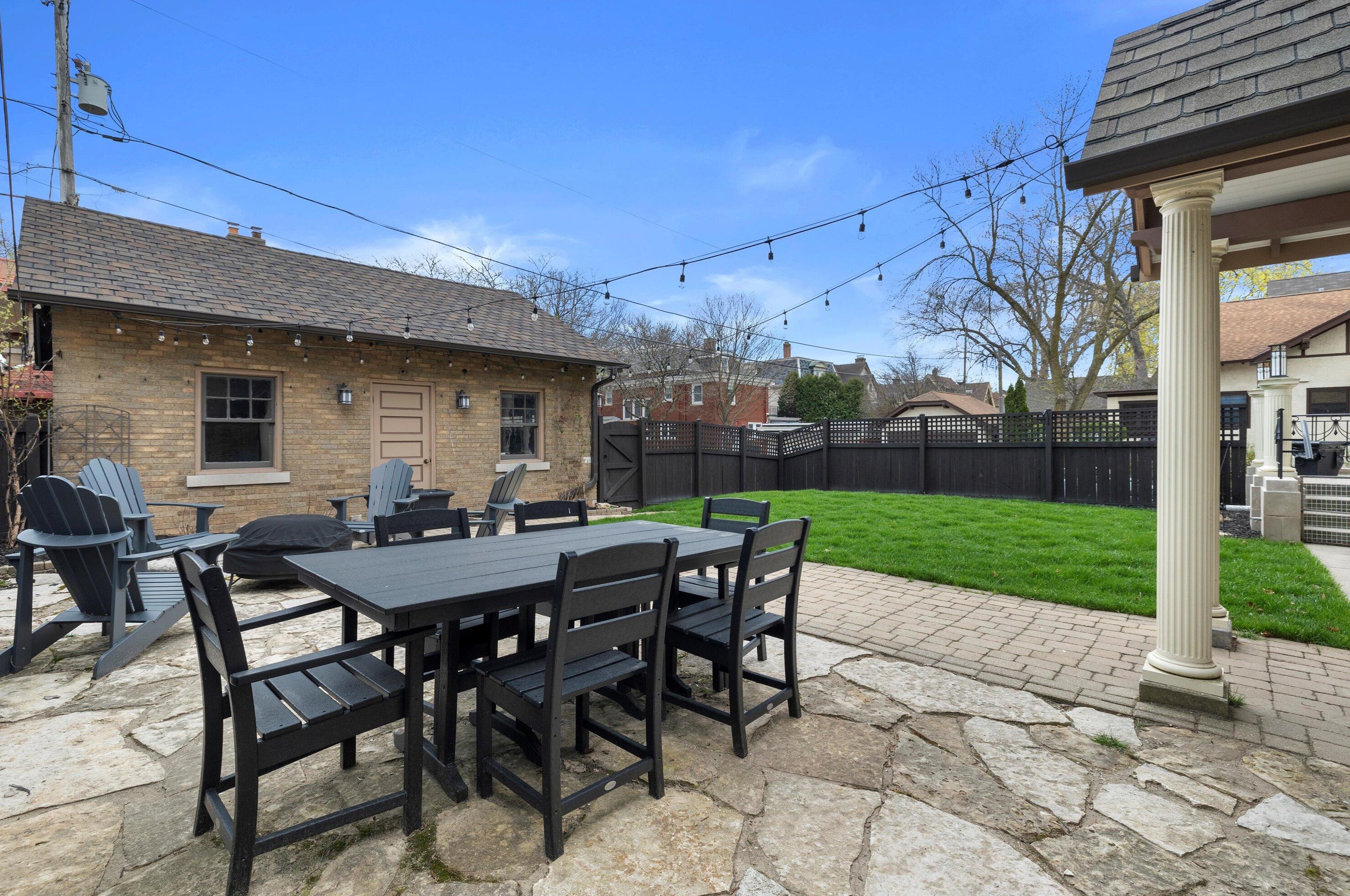 3004 Hackett Ave, Milwaukee WI 53211-3444 exterior