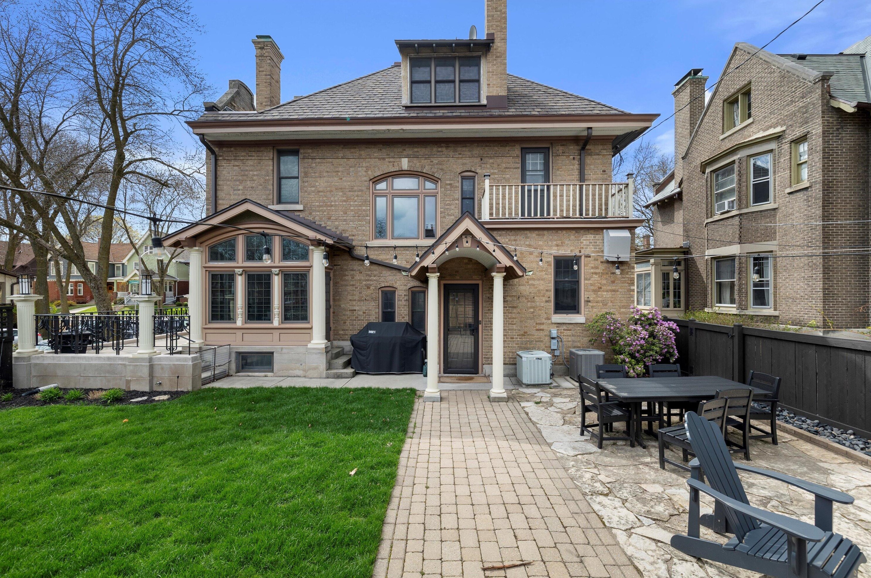 3004 Hackett Ave, Milwaukee WI 53211-3444 exterior