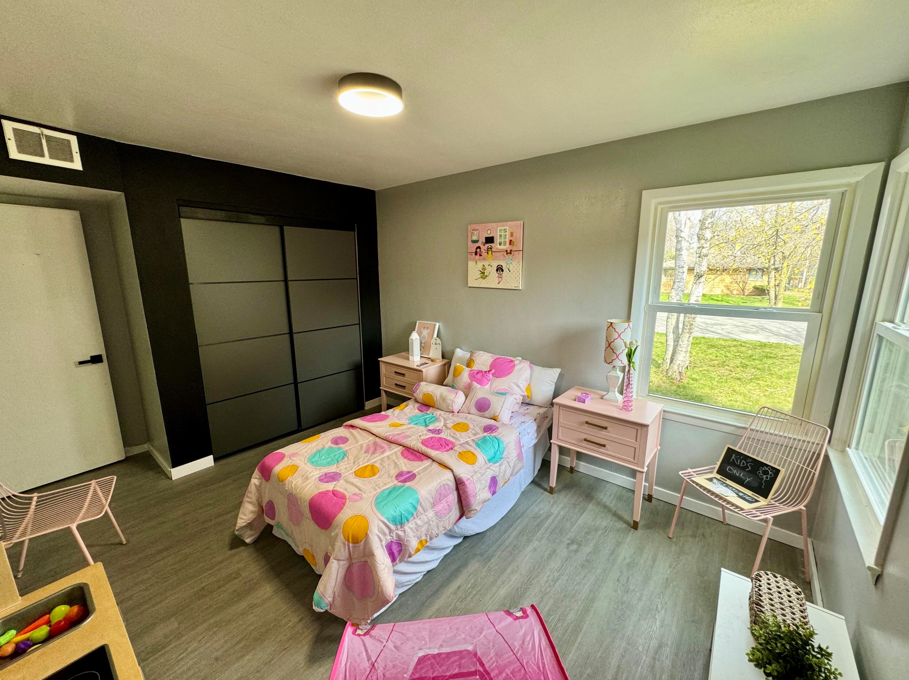 7271 Seneca Ave, Milwaukee WI 53217-3870 exterior