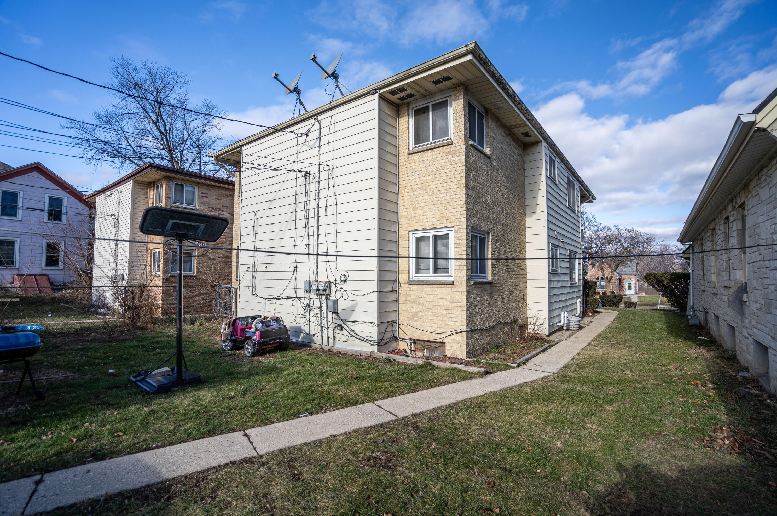 9013 Hampton Ave, Milwaukee WI  53225-4915 exterior