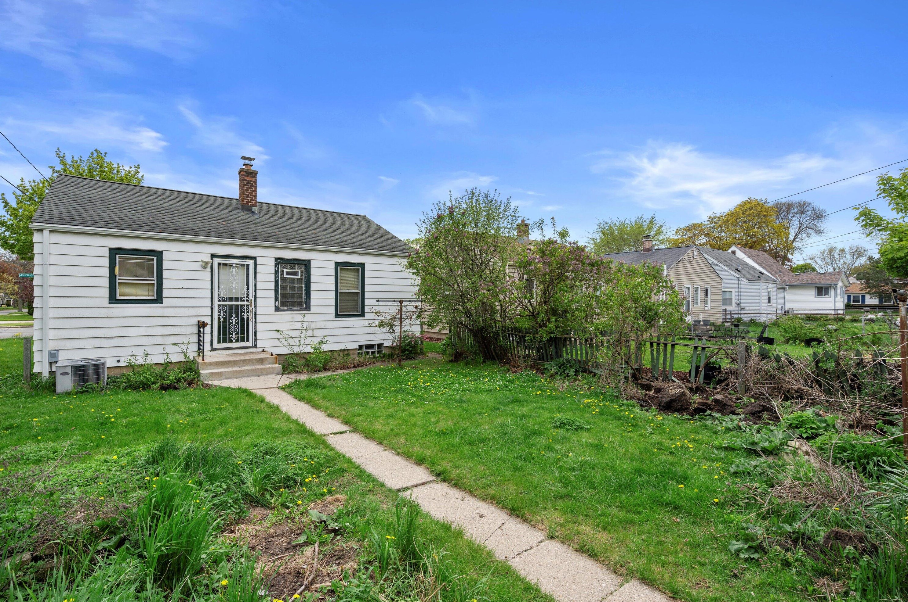 8006 Burleigh St, Milwaukee WI 53222-4919 exterior