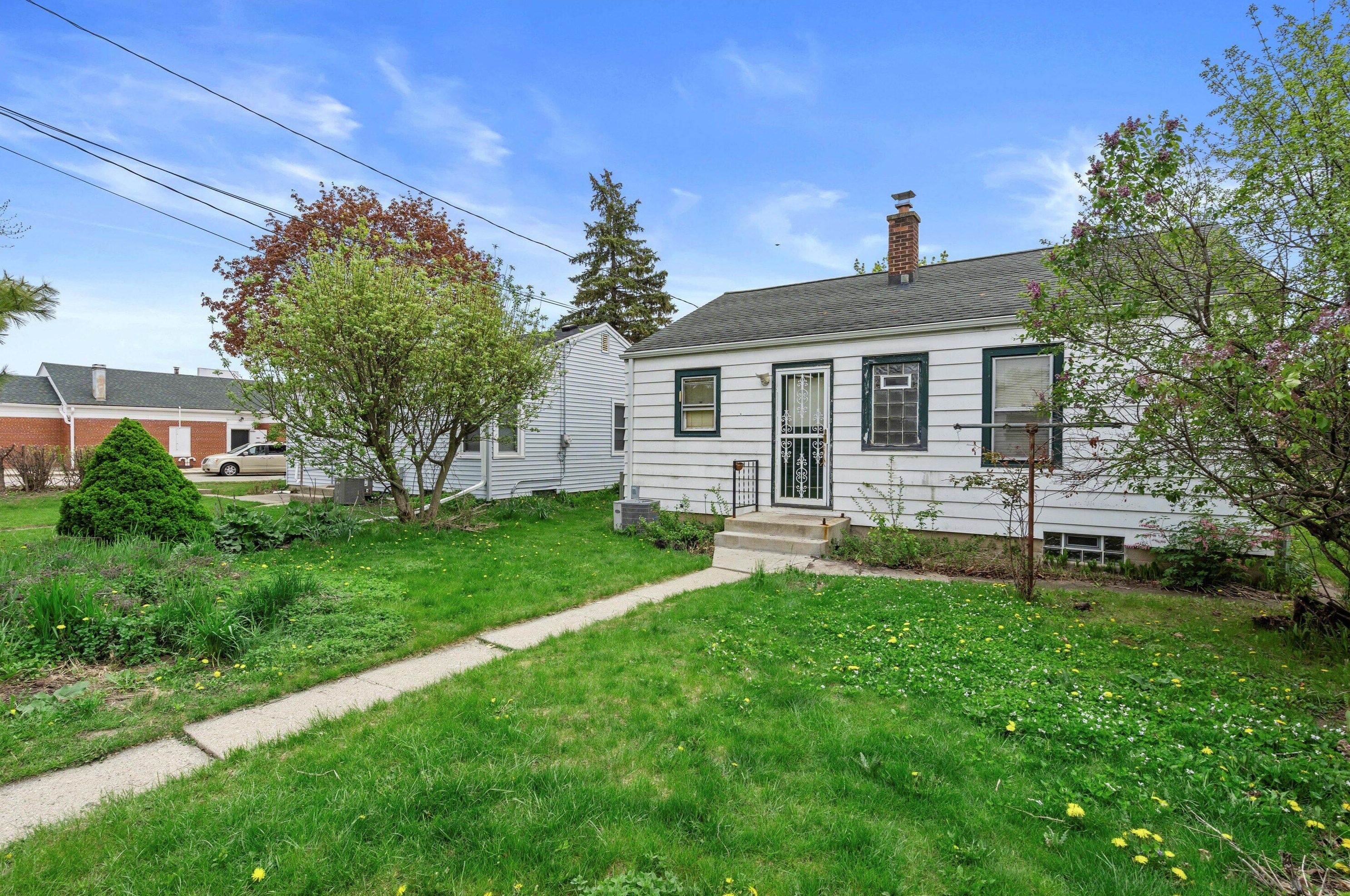 8006 Burleigh St, Milwaukee WI 53222-4919 exterior