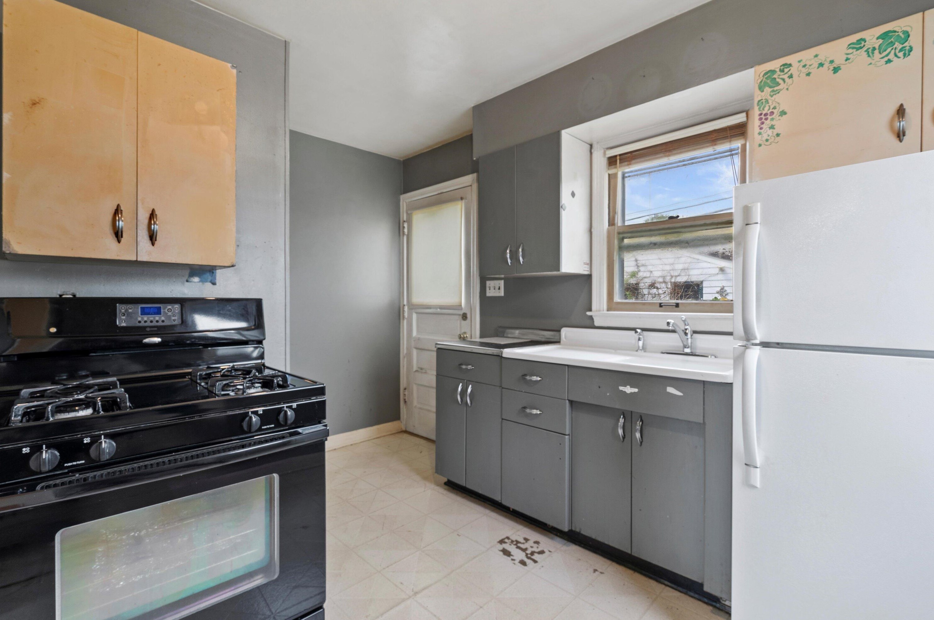 8006 Burleigh St, Milwaukee WI 53222-4919 exterior