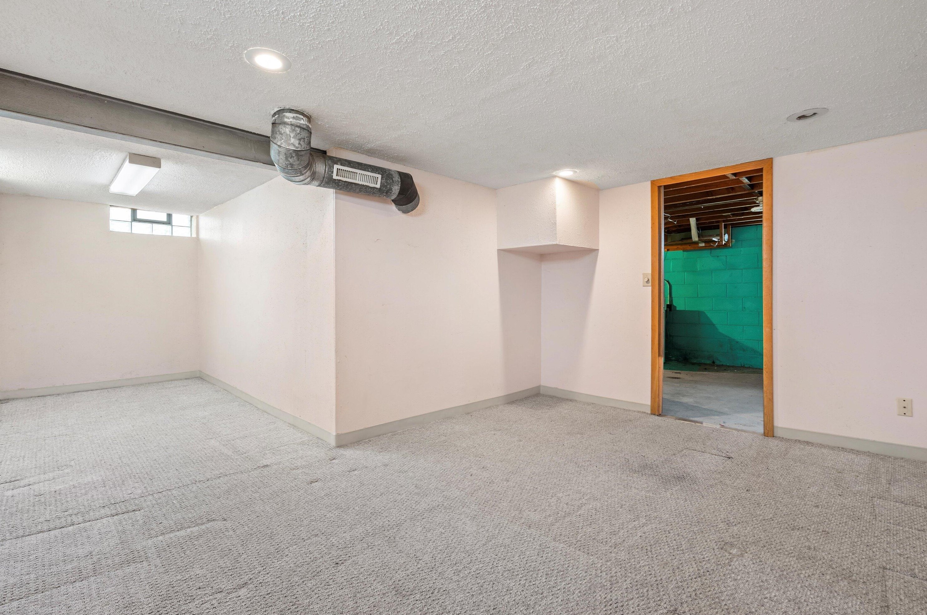 8006 Burleigh St, Milwaukee WI 53222-4919 exterior